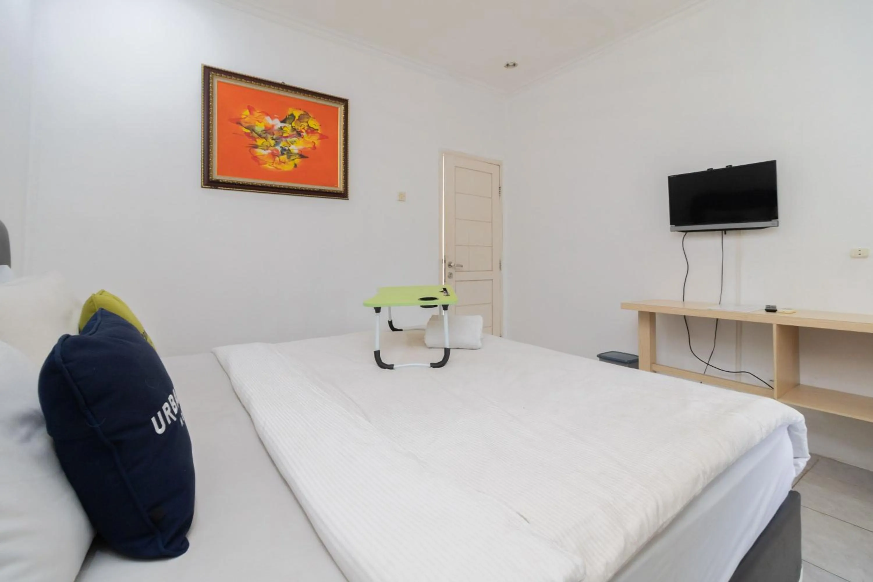 Bedroom, Bed in Urbanview Hotel Gunung Geulis Village by RedDoorz