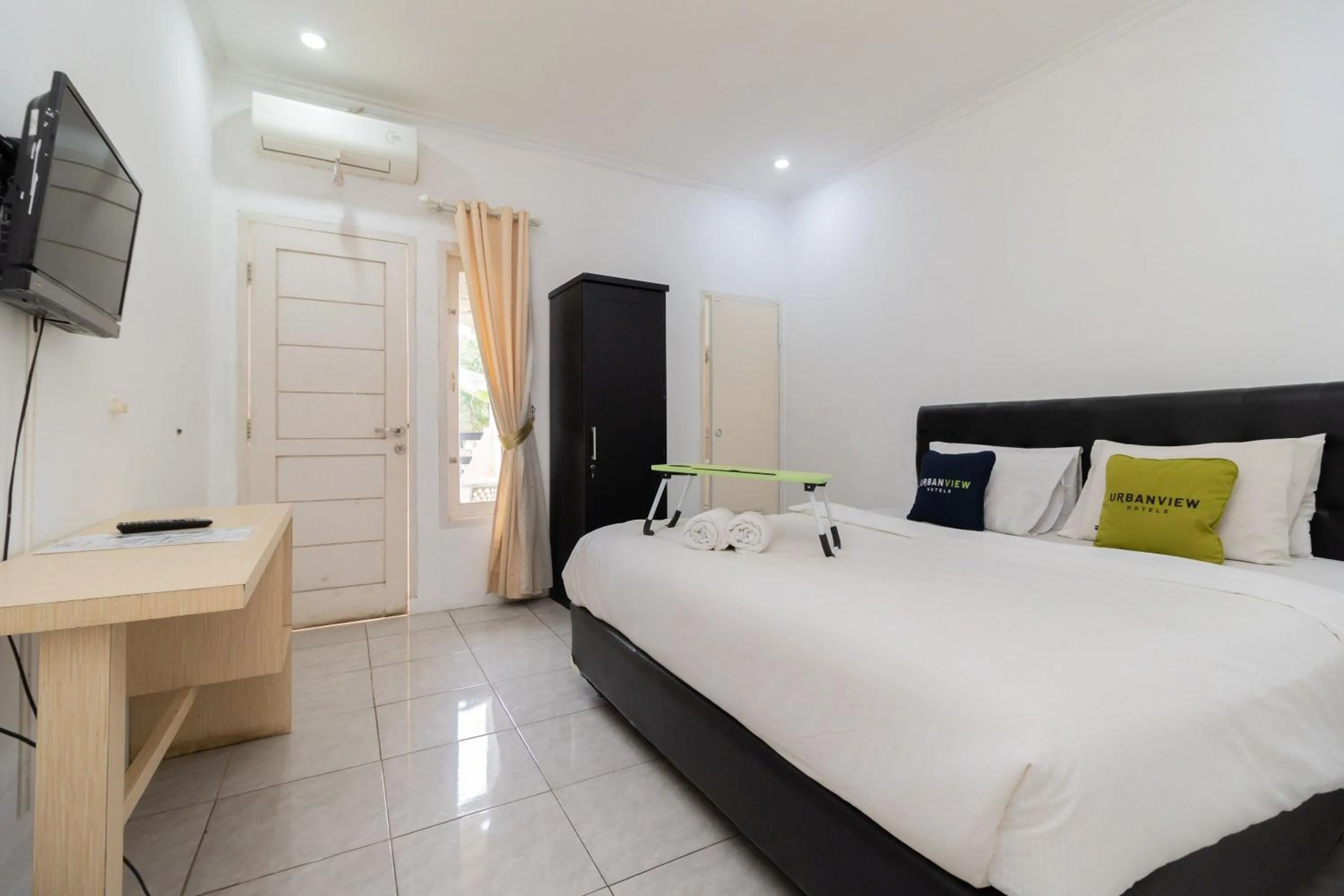 Bedroom, Bed in Urbanview Hotel Gunung Geulis Village by RedDoorz