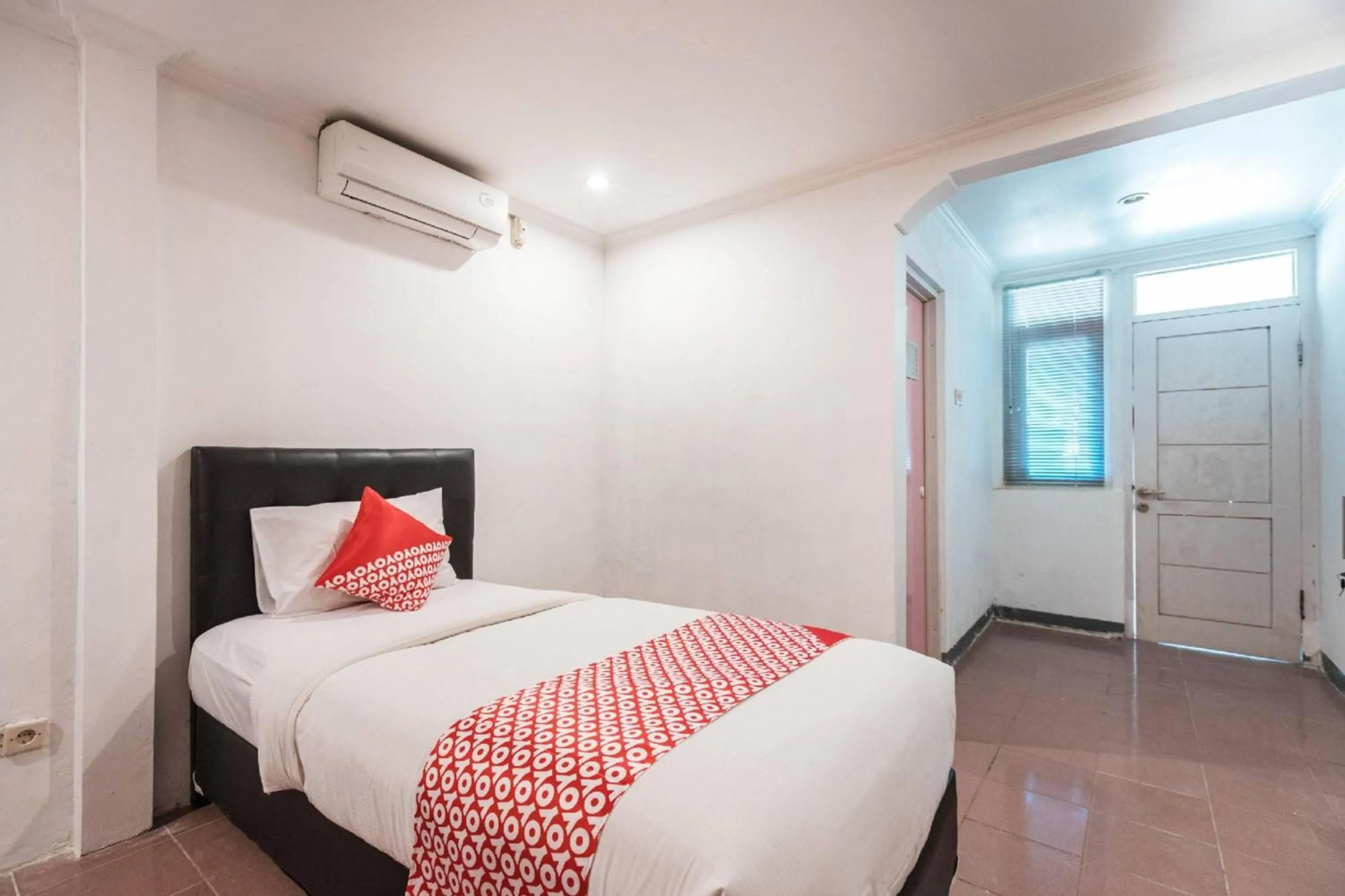 Photo of the whole room, Bed in Hotel O Bogor Puncak Near Padang Golf Bukit Pelangi Formerly Gunung Geulis Village