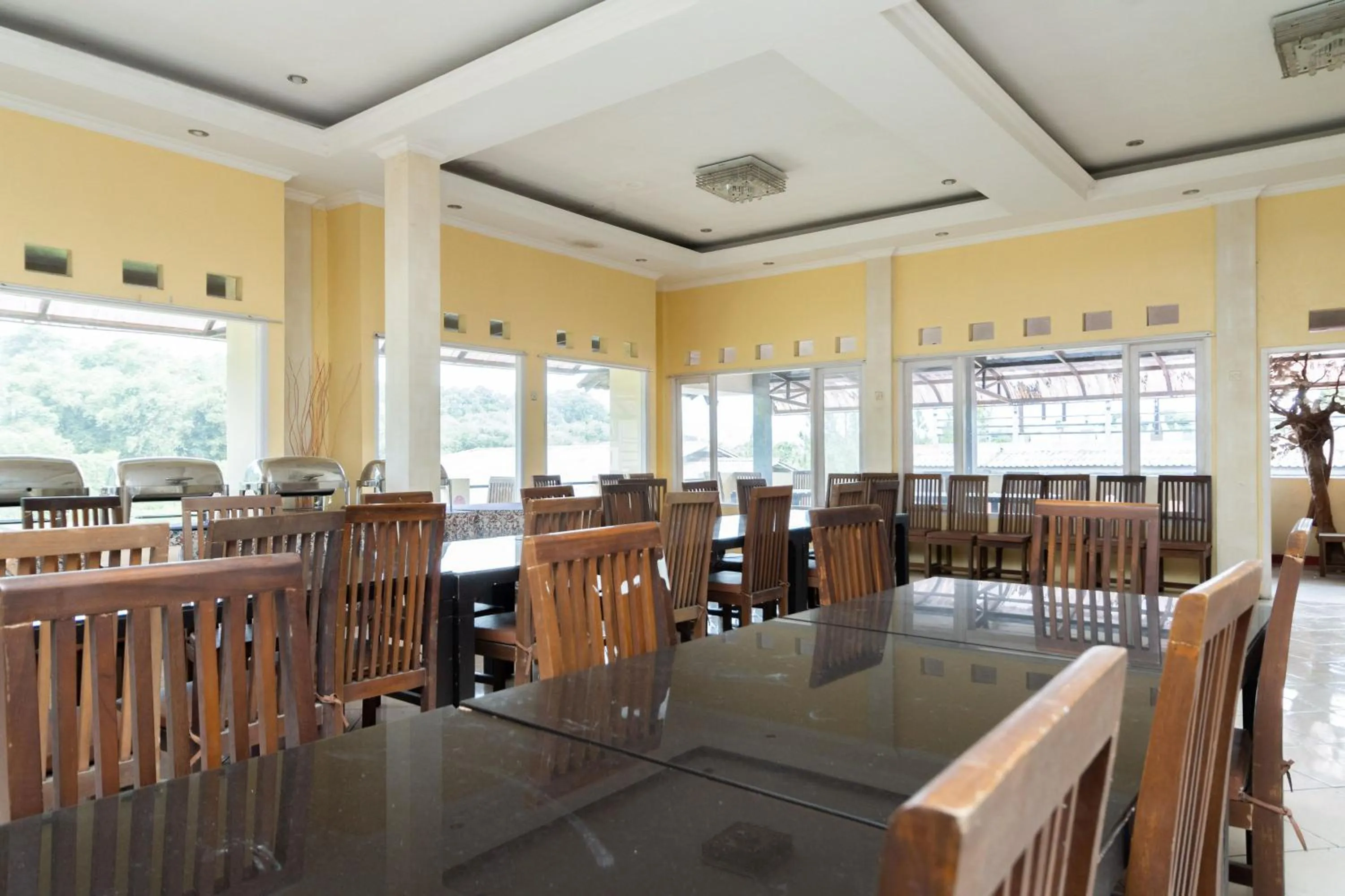 Dining area in Urbanview Hotel Gunung Geulis Village by RedDoorz