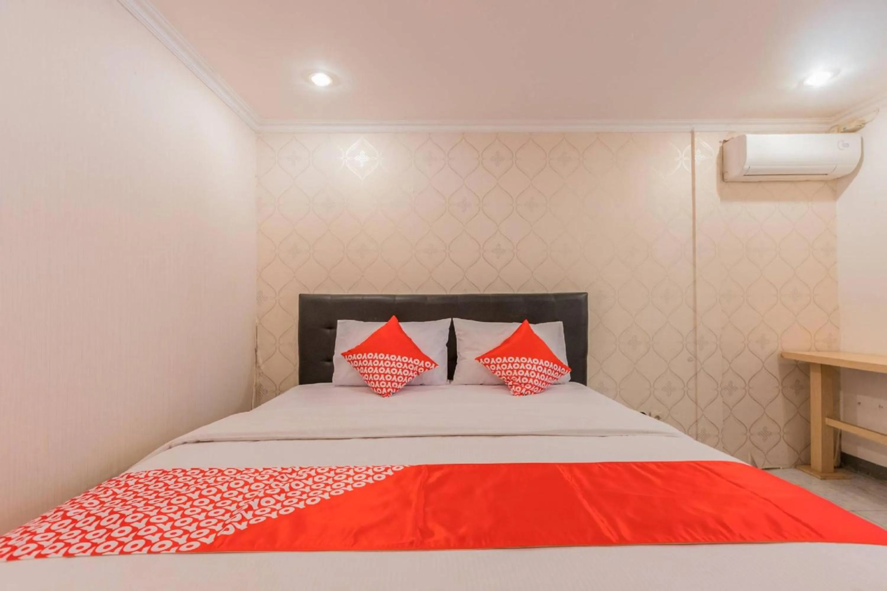 Photo of the whole room, Bed in Hotel O Bogor Puncak Near Padang Golf Bukit Pelangi Formerly Gunung Geulis Village