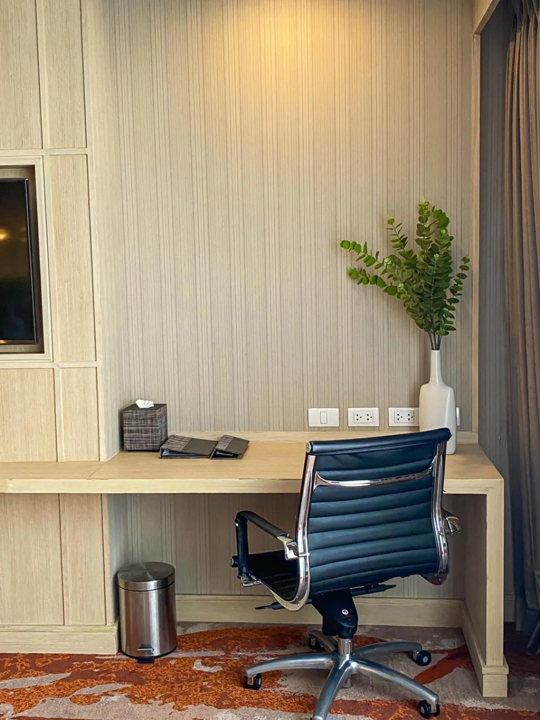 Seating area in Eleven Hotel Bangkok Sukhumvit 11