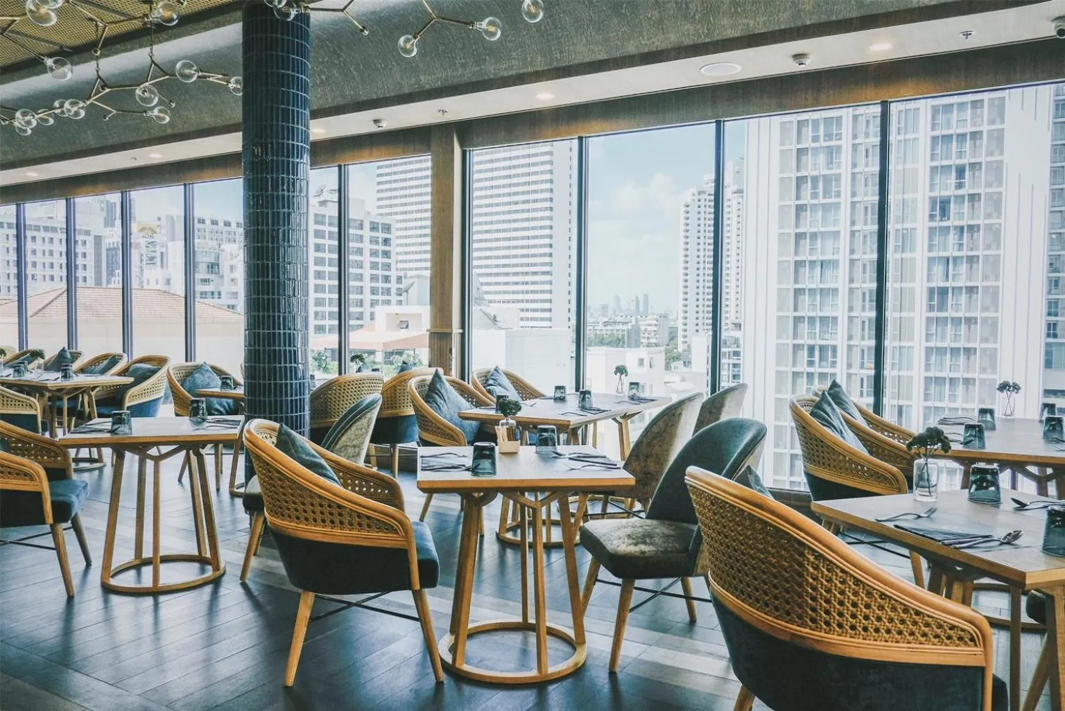 Restaurant/places to eat in Eleven Hotel Bangkok Sukhumvit 11