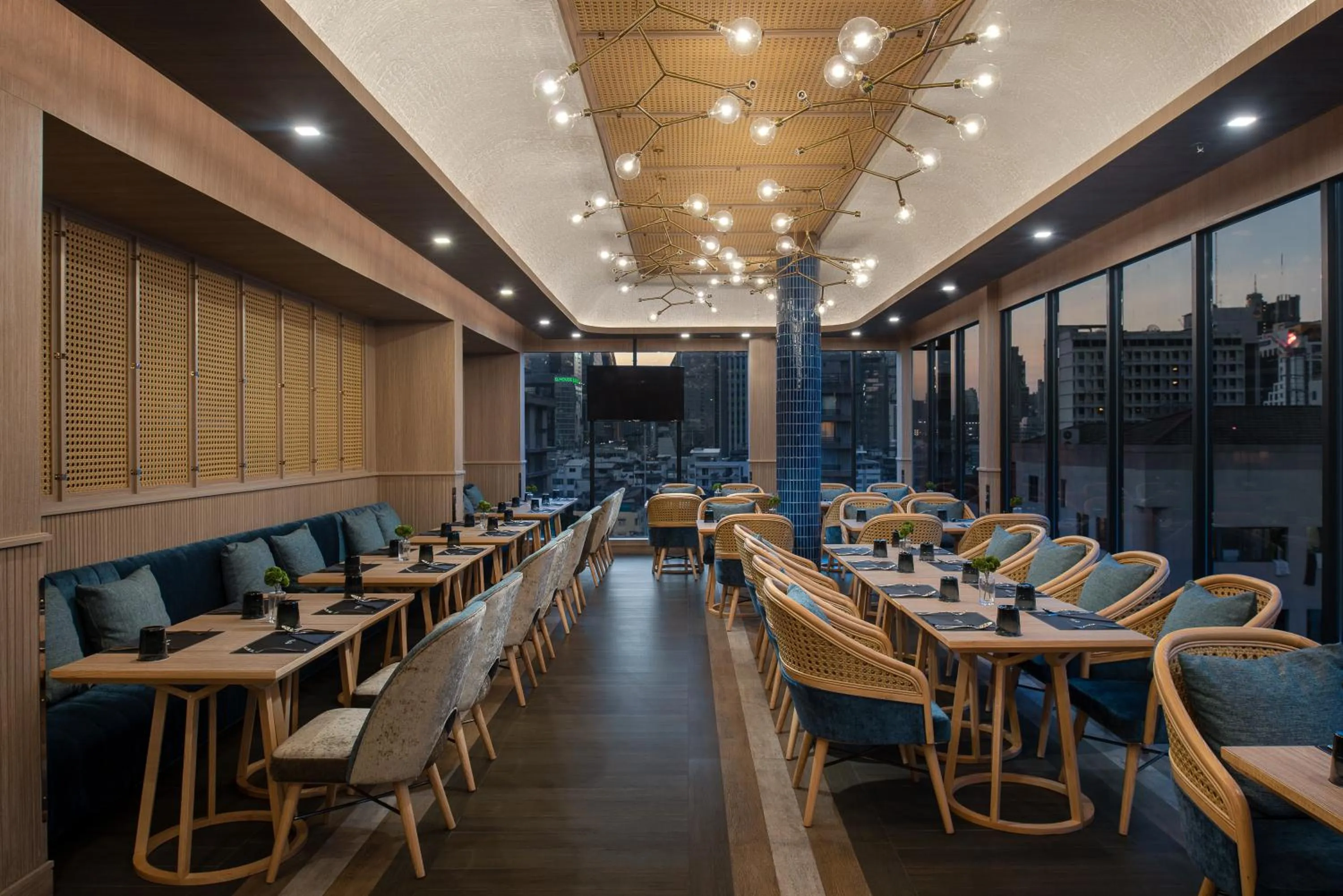 Restaurant/places to eat in Eleven Hotel Bangkok Sukhumvit 11