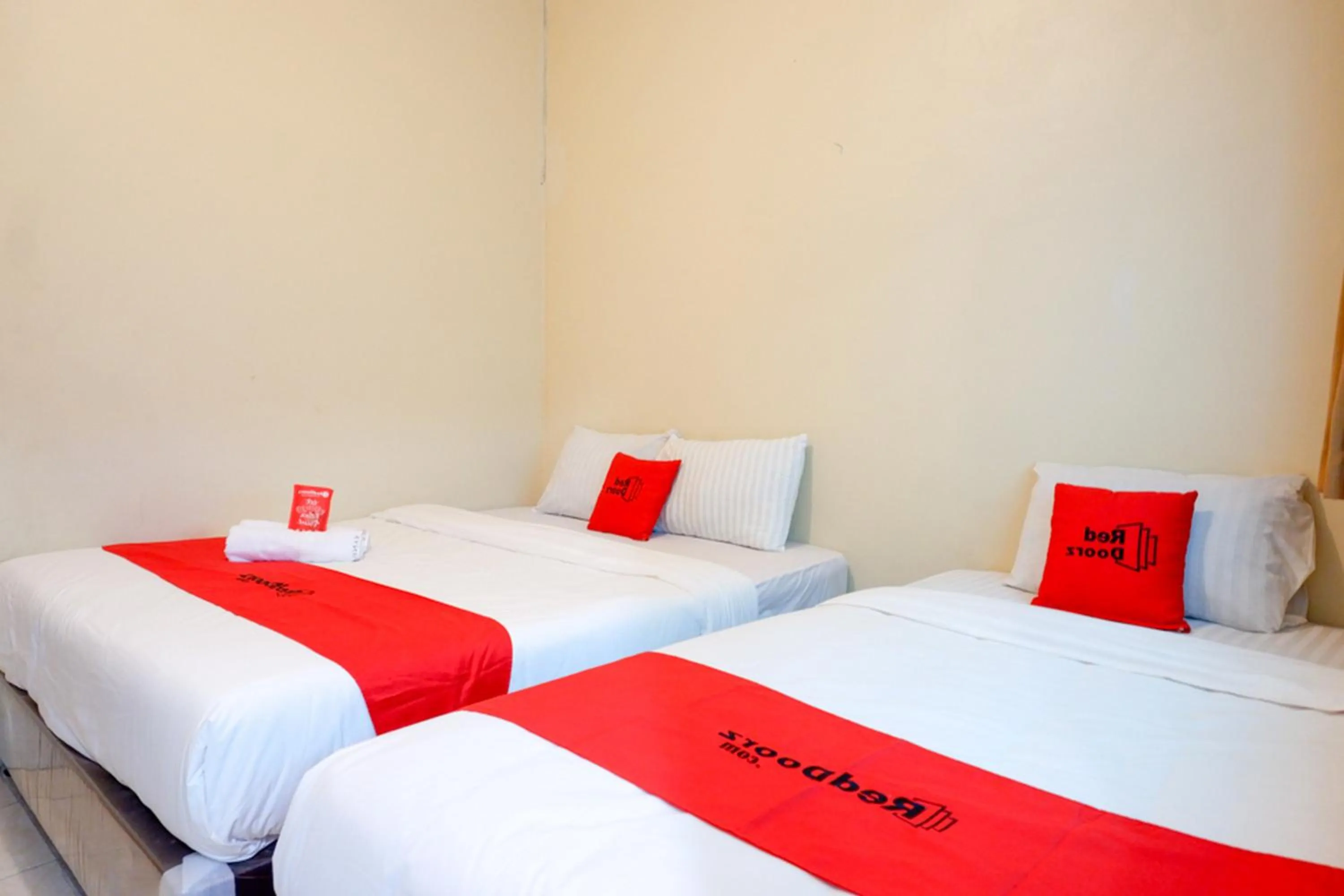 Bed in RedDoorz near Universitas Diponegoro Semarang 2