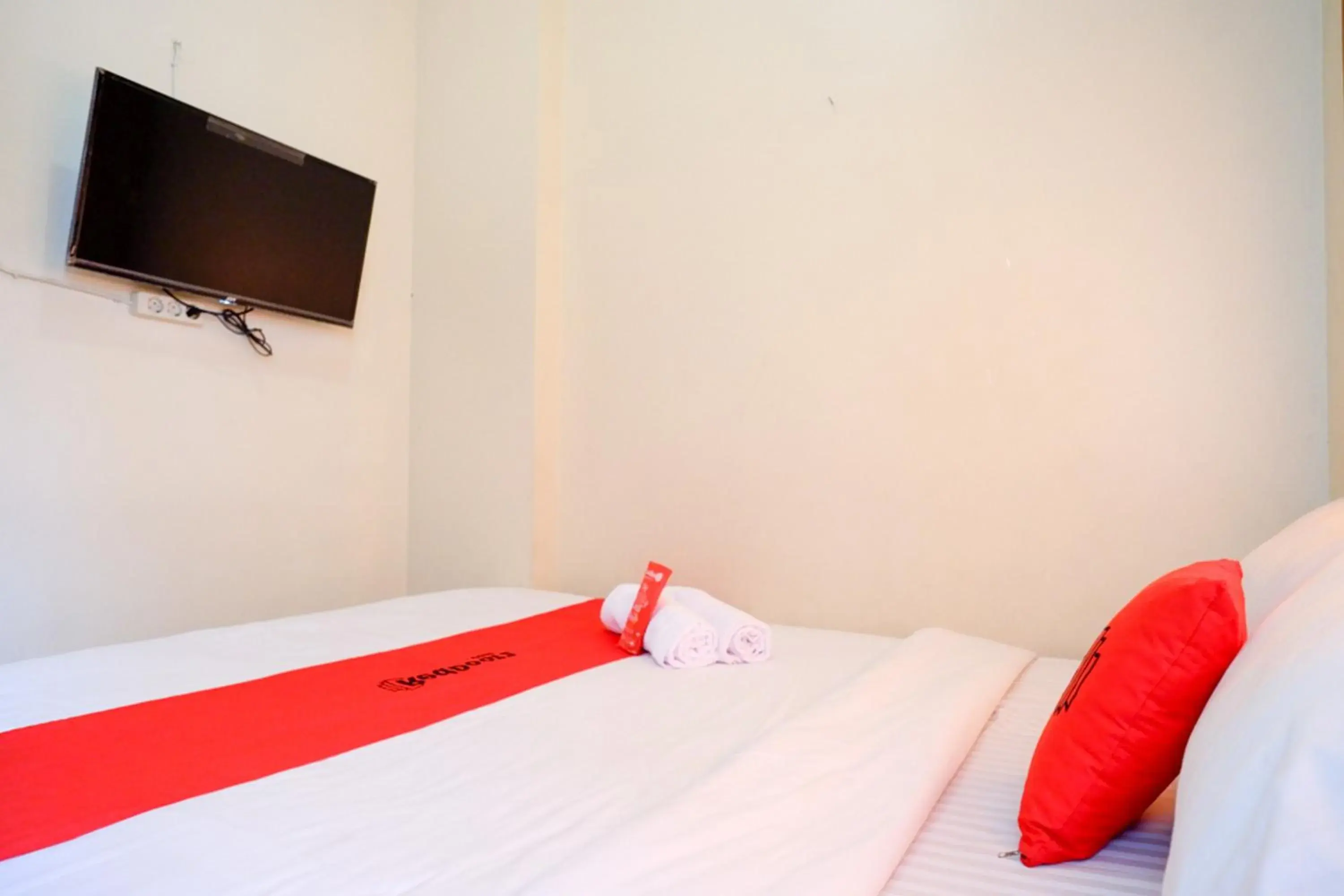 Bed in RedDoorz near Universitas Diponegoro Semarang 2 Bed in RedDoorz near Universitas Diponegoro Semarang 2