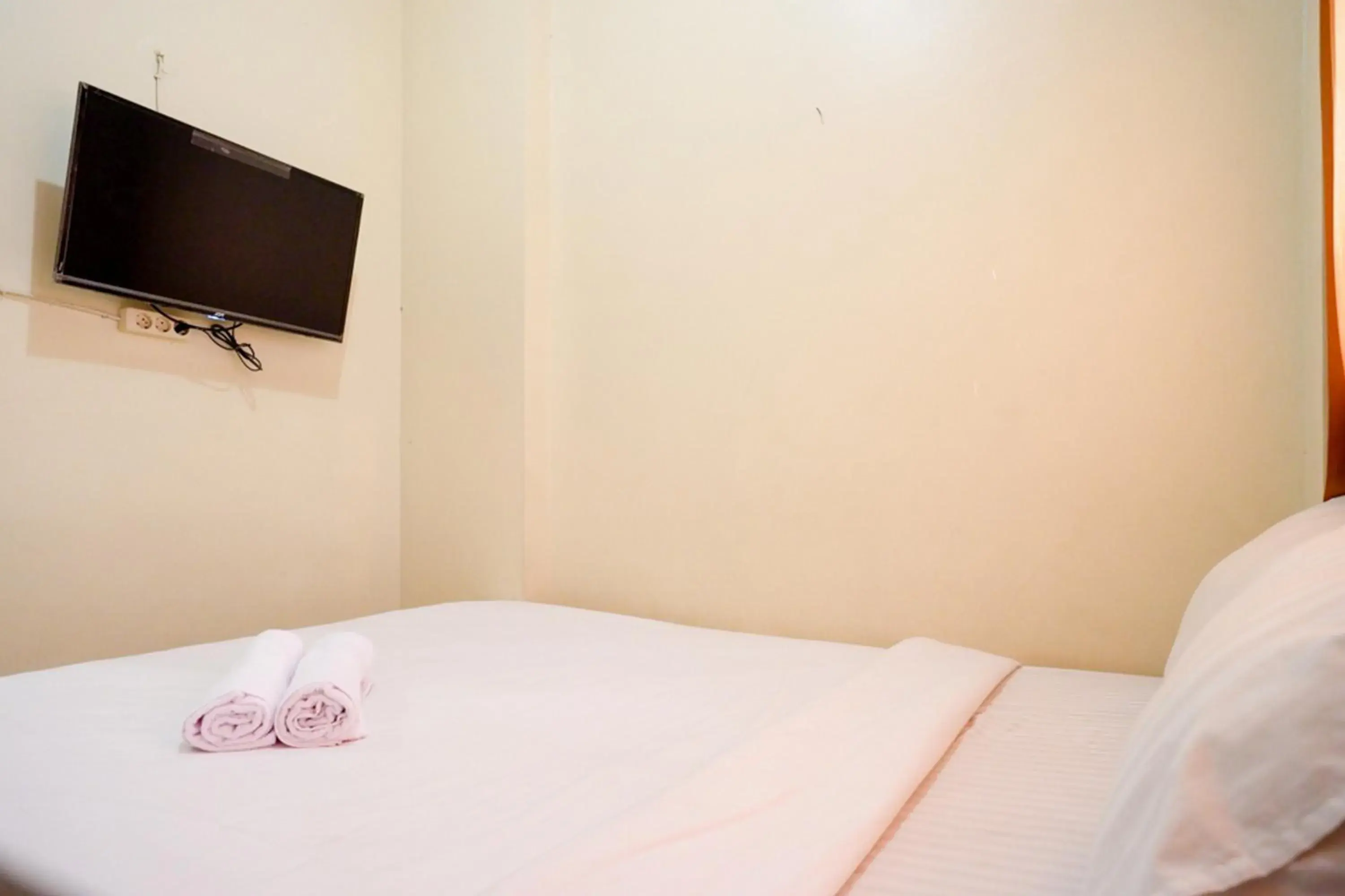 Bed in RedDoorz near Universitas Diponegoro Semarang 2 Bed in RedDoorz near Universitas Diponegoro Semarang 2