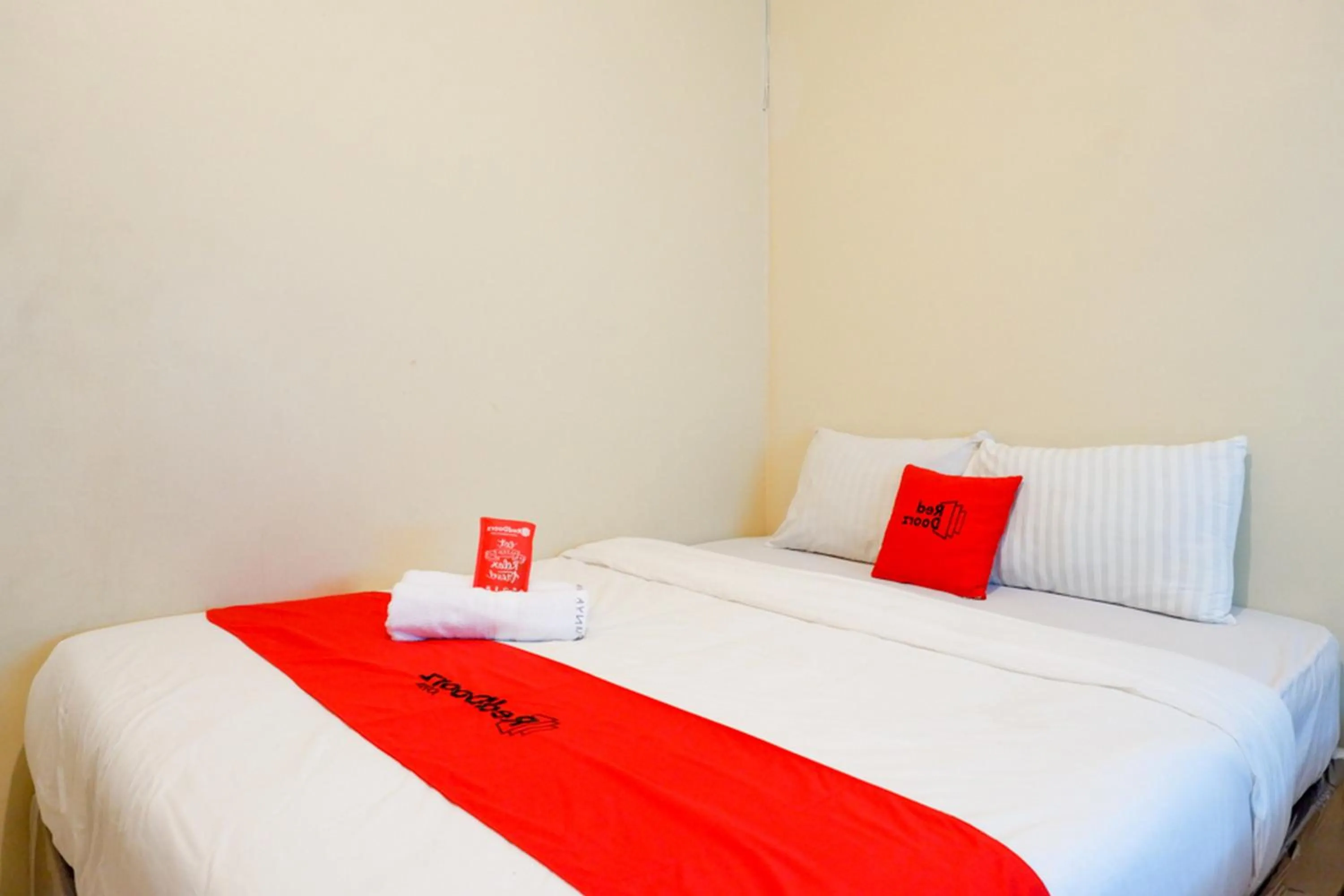 Bed in RedDoorz near Universitas Diponegoro Semarang 2