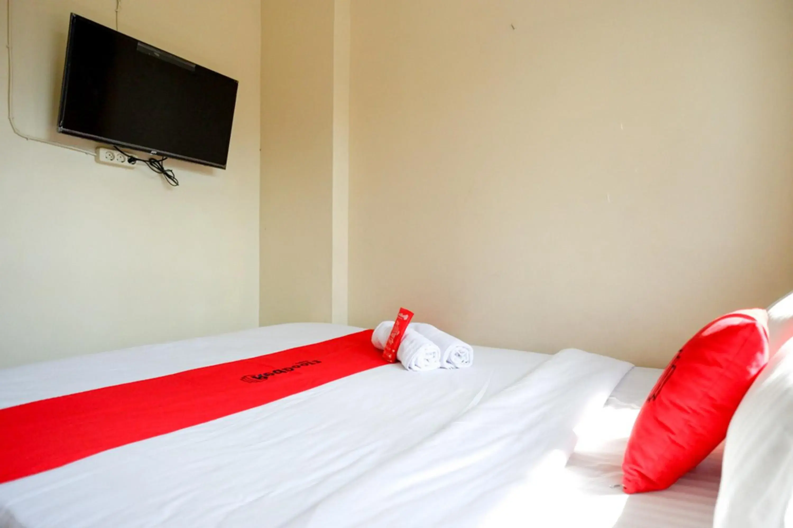 Bed in RedDoorz near Universitas Diponegoro Semarang 2 Bed in RedDoorz near Universitas Diponegoro Semarang 2