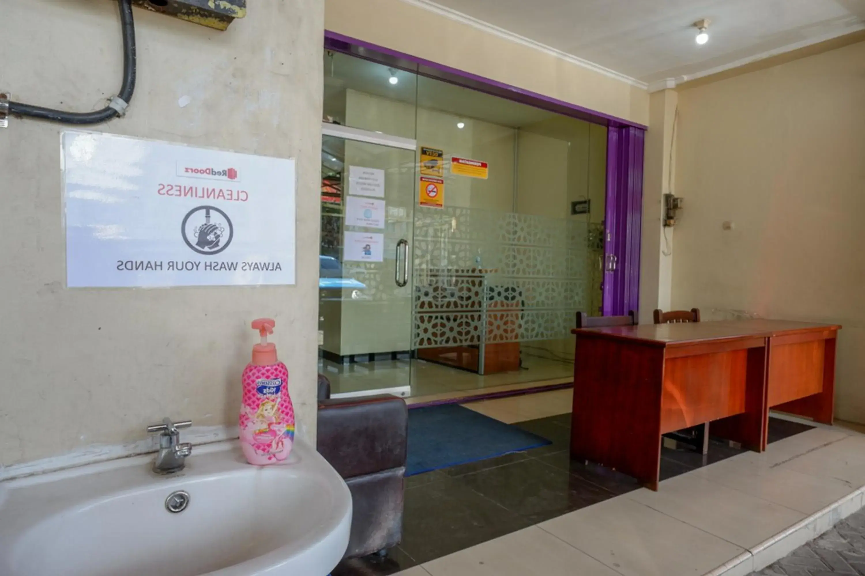 Facade/entrance in RedDoorz near Universitas Diponegoro Semarang 2 Facade/entrance in RedDoorz near Universitas Diponegoro Semarang 2