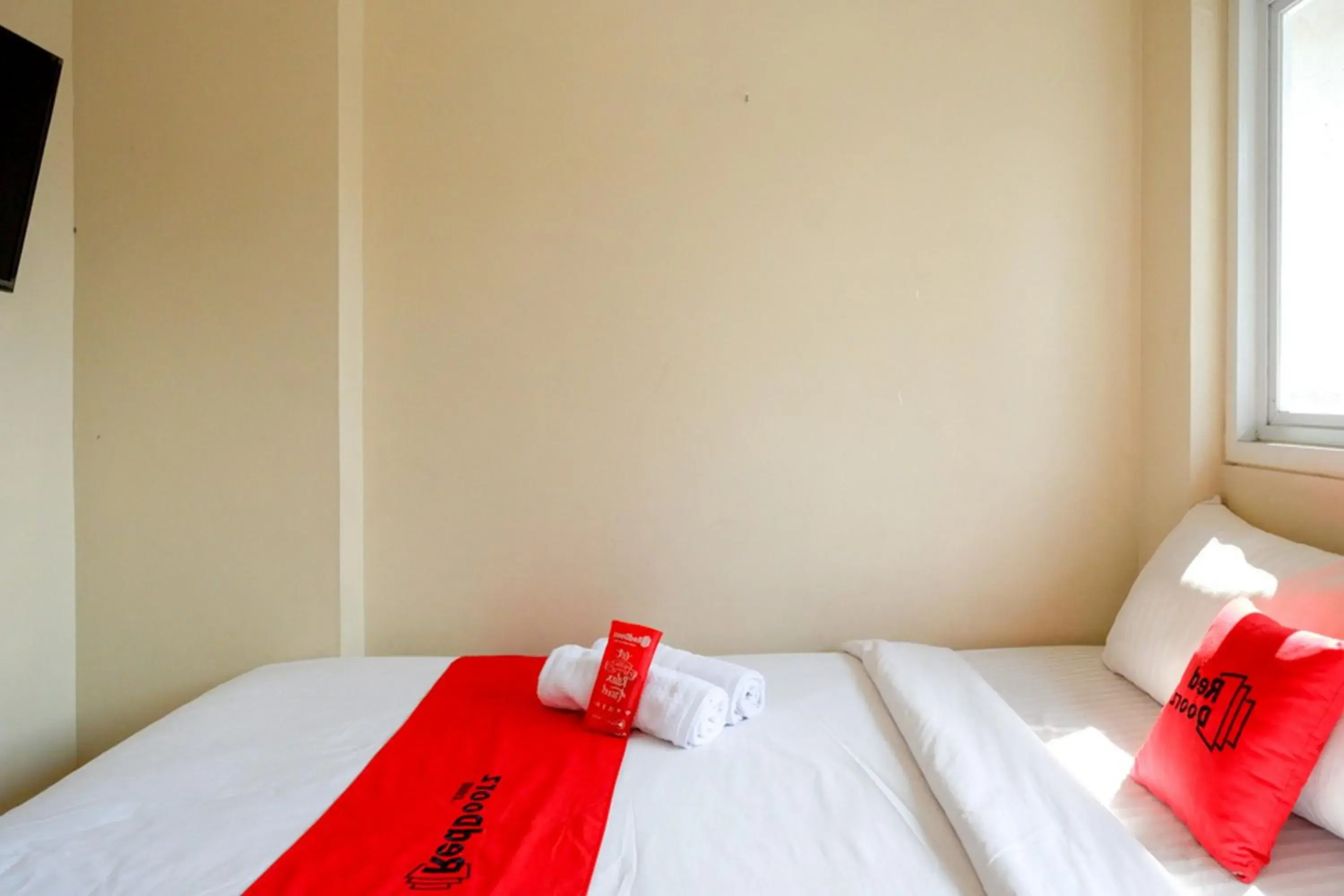 Bed in RedDoorz near Universitas Diponegoro Semarang 2 Bed in RedDoorz near Universitas Diponegoro Semarang 2