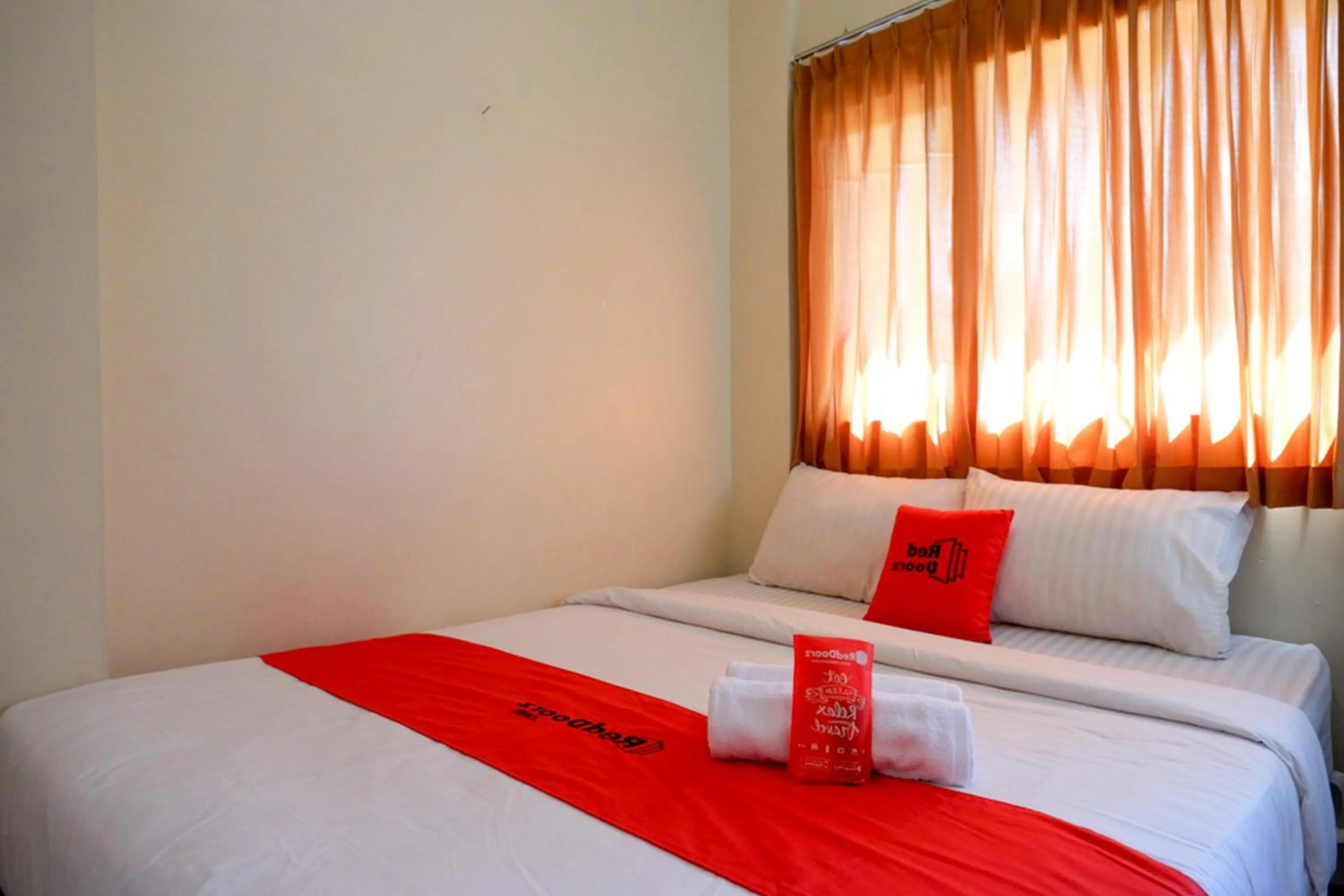 Bed in RedDoorz near Universitas Diponegoro Semarang 2