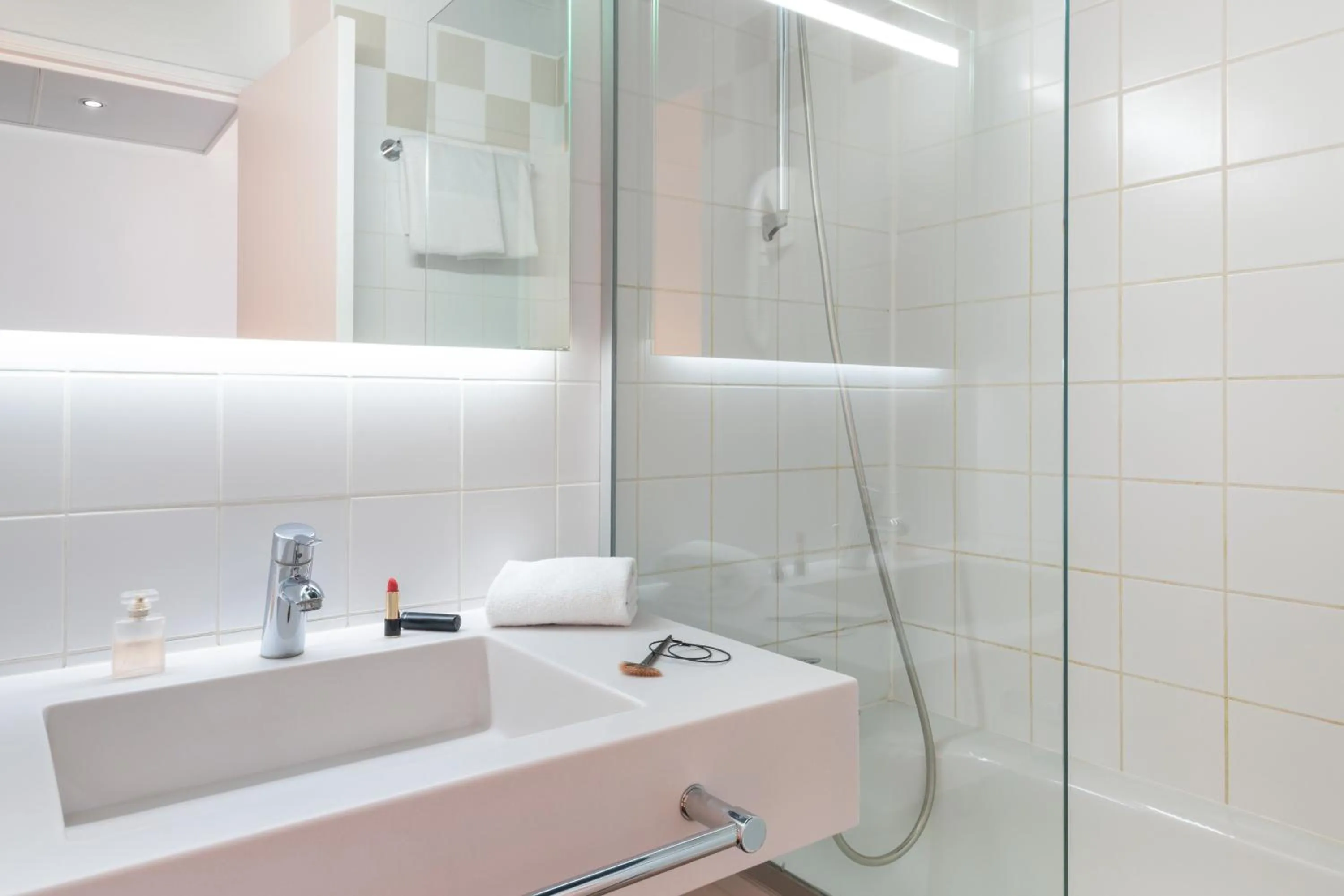 Bathroom in ibis Styles Paris Gare de l'Est Château Landon