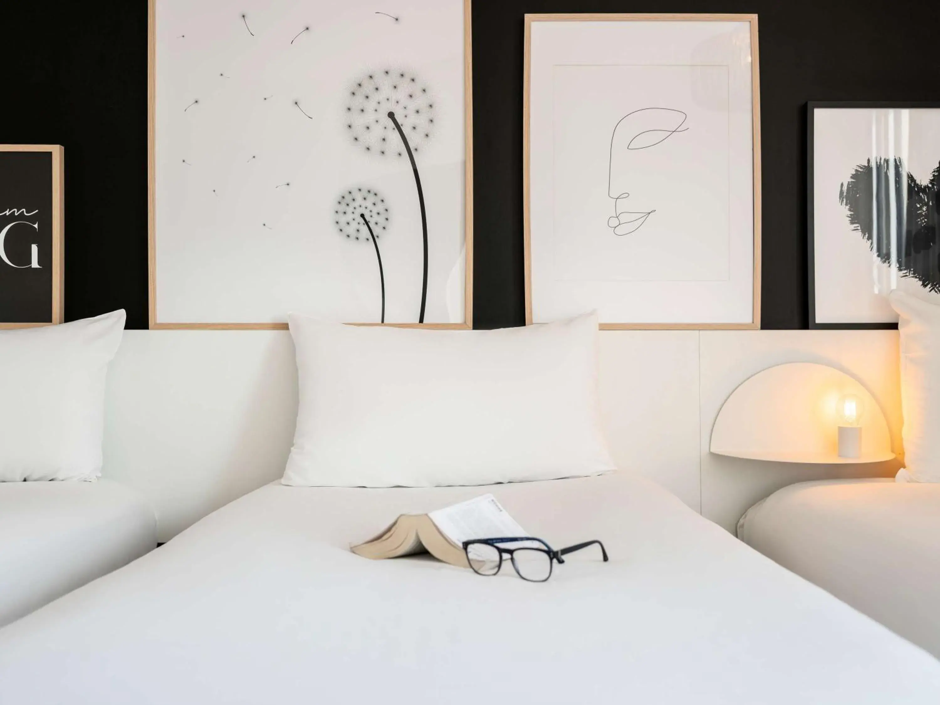 Property building, Bed in ibis Styles Paris Gare de l'Est Château Landon Property building, Bed in ibis Styles Paris Gare de l'Est Château Landon