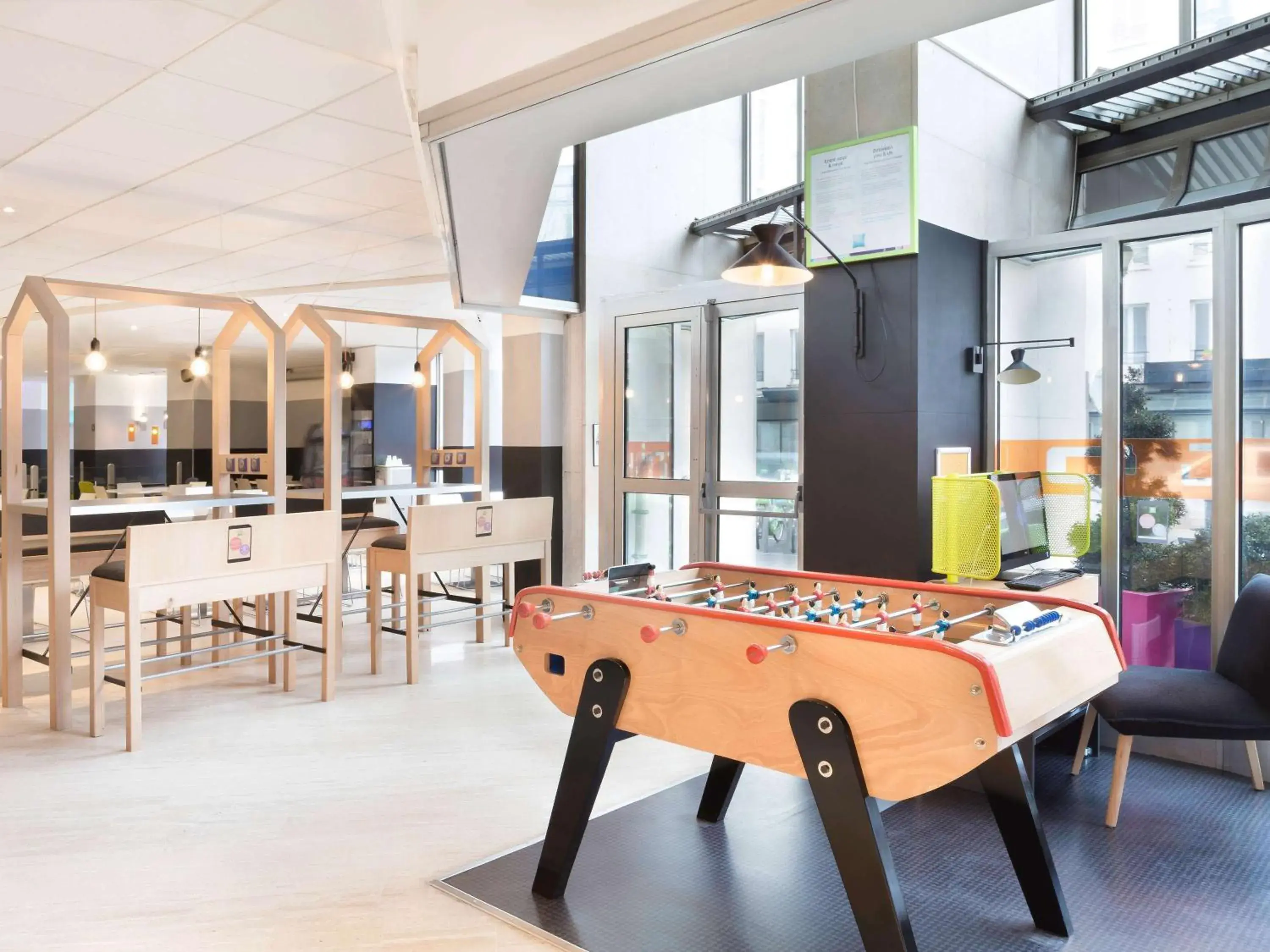 Lounge or bar in ibis Styles Paris Gare de l'Est Château Landon Lounge or bar in ibis Styles Paris Gare de l'Est Château Landon