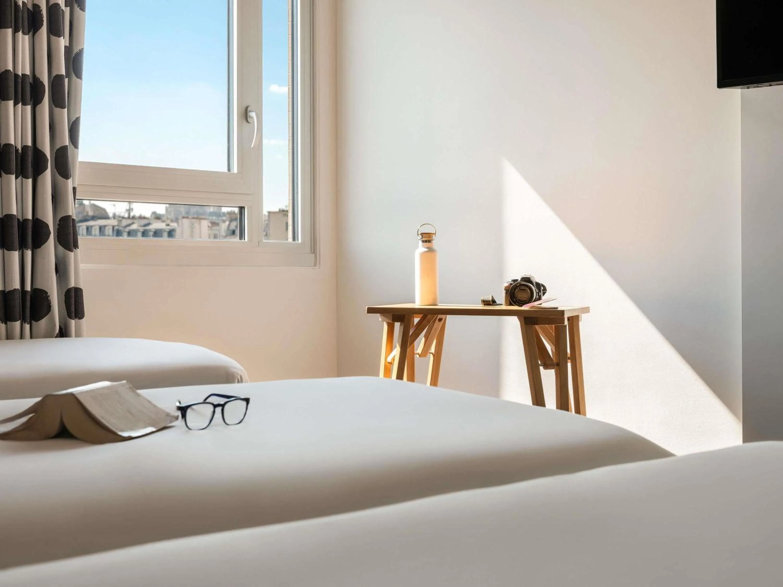 Bedroom, Bed in ibis Styles Paris Gare de l'Est Château Landon