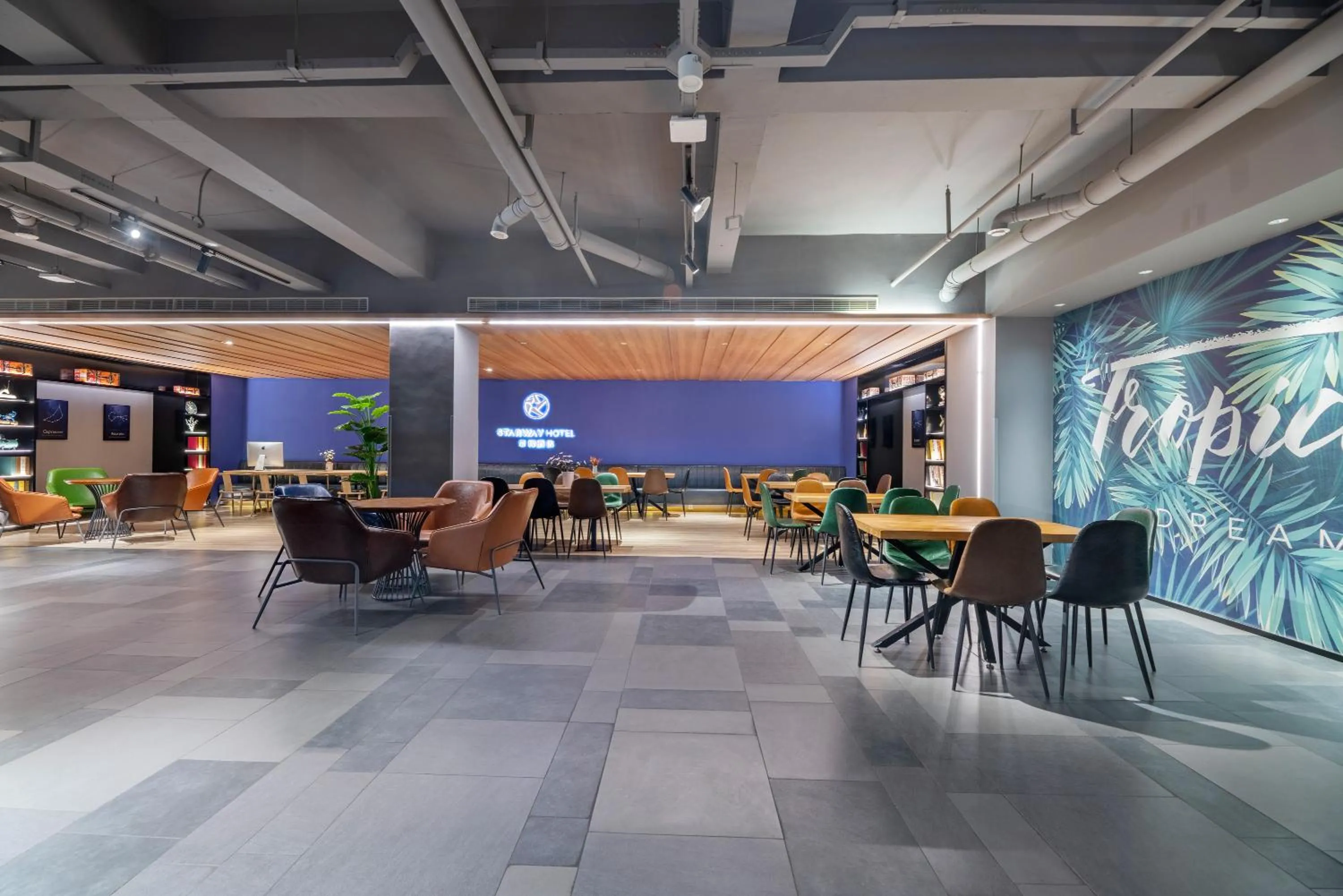 Restaurant/places to eat in StarWay Hotel - Xi'an Bell Tower Muslim Street