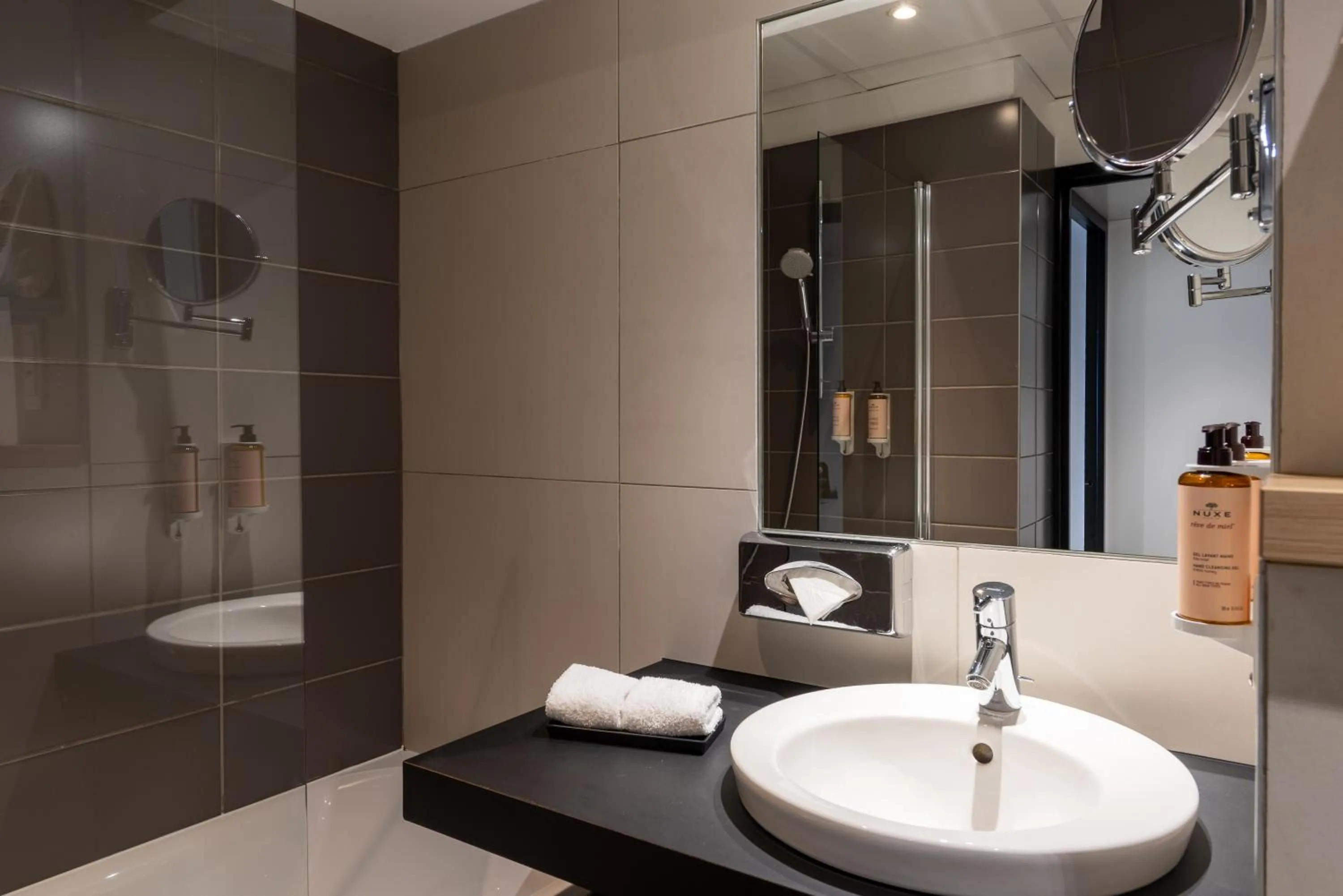 Bathroom in Mercure Paris Gare De Lyon TGV