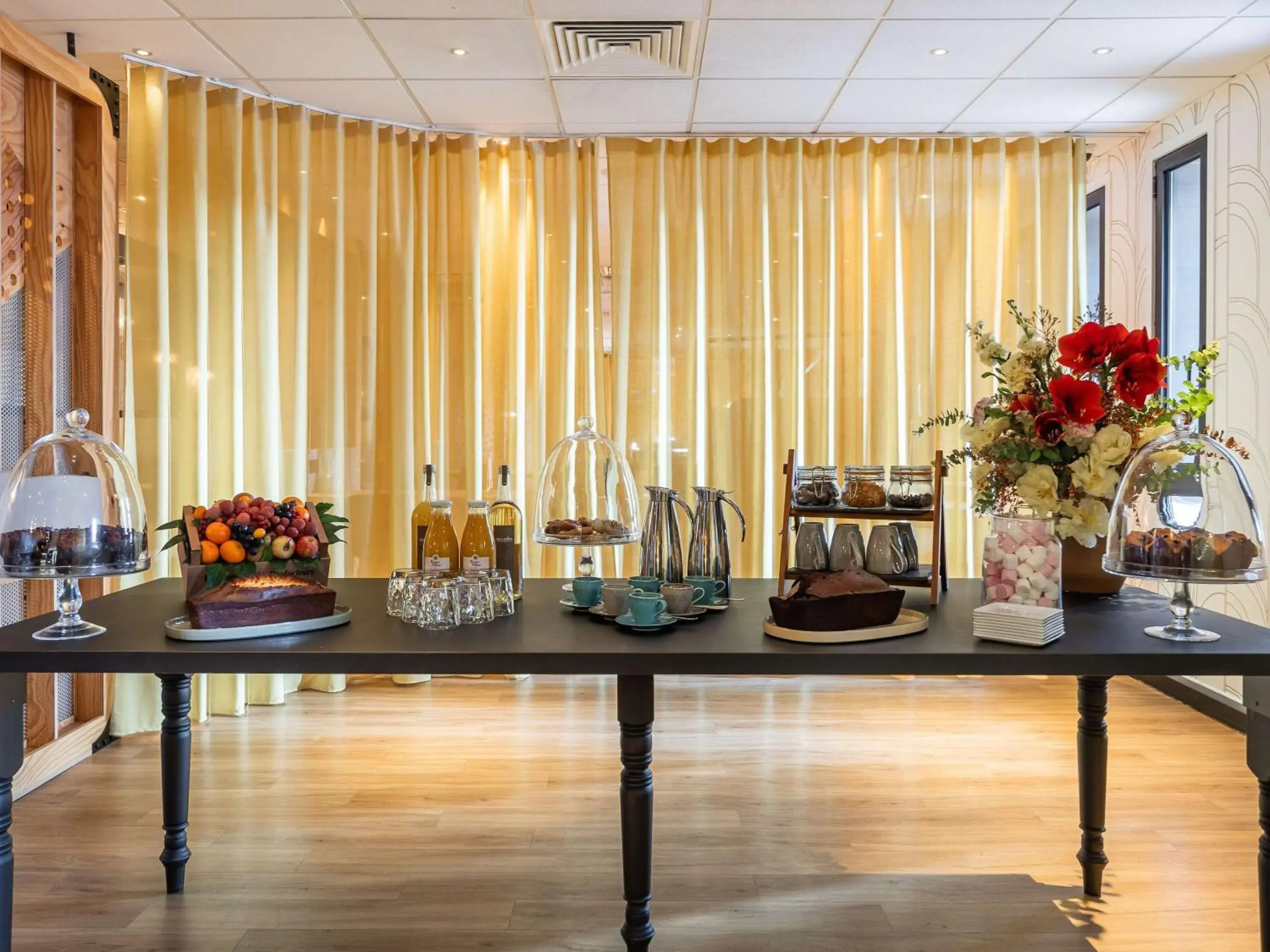 Living room in Mercure Paris Gare De Lyon TGV Living room in Mercure Paris Gare De Lyon TGV