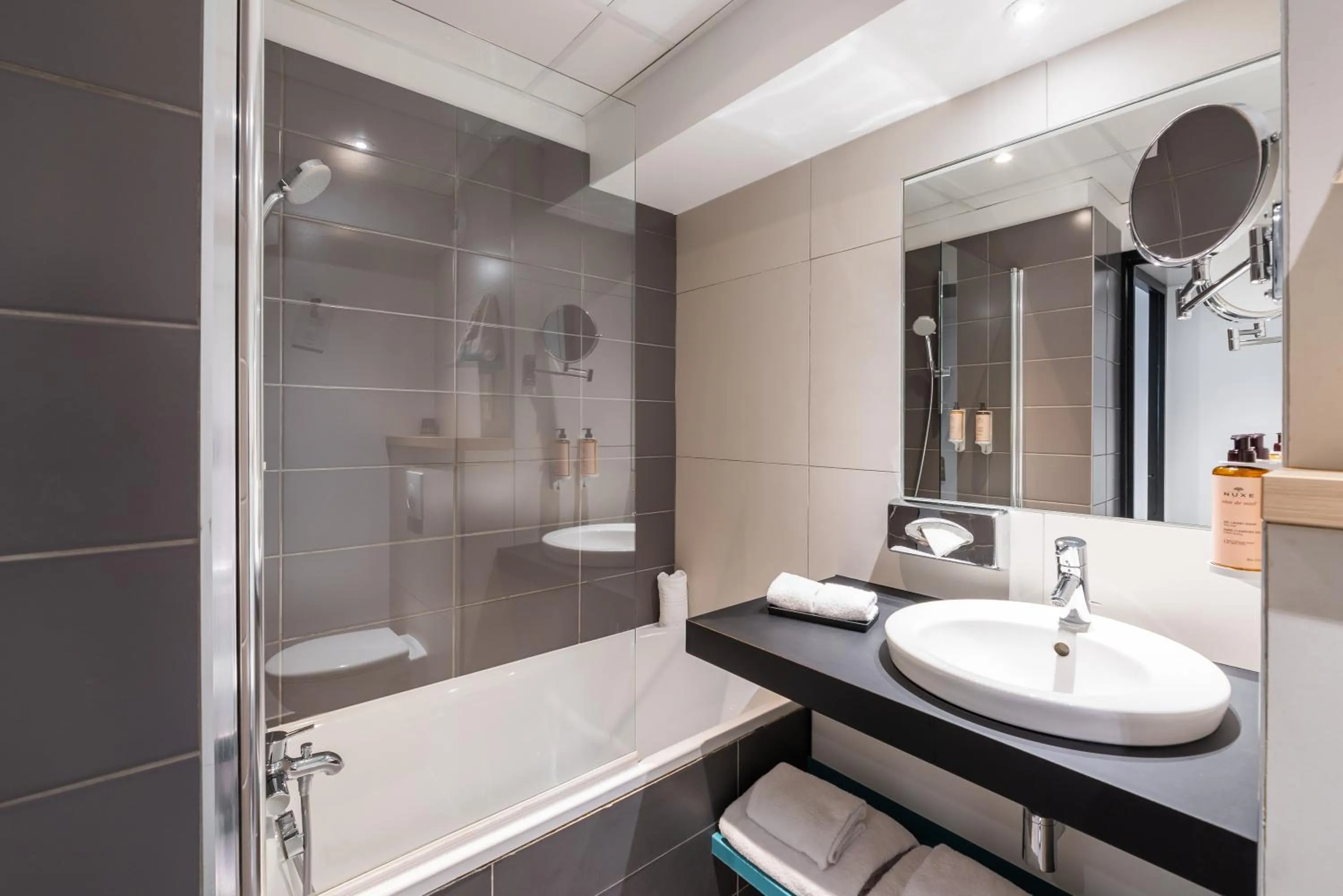 Bathroom in Mercure Paris Gare De Lyon TGV