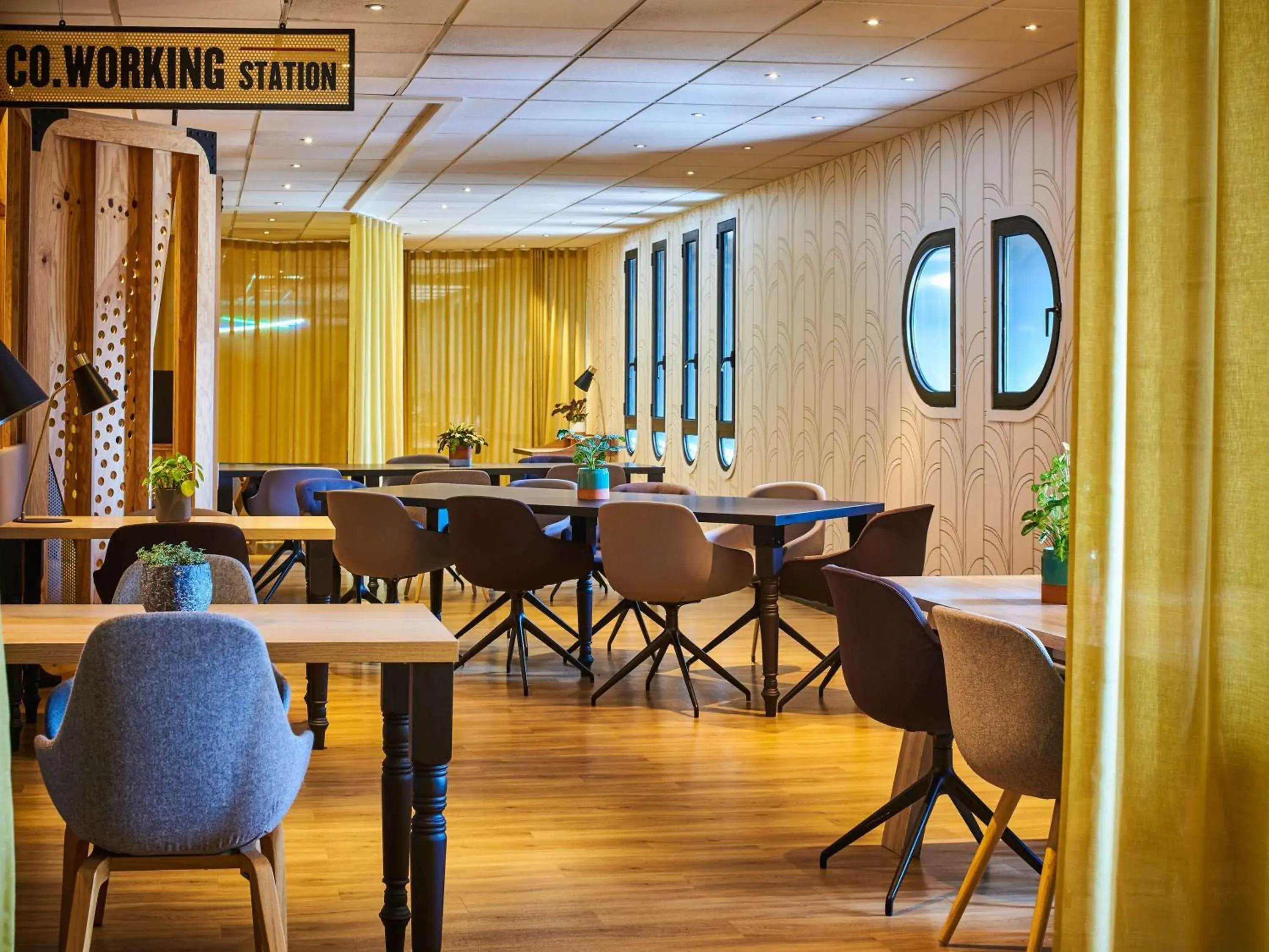 Lounge or bar in Mercure Paris Gare De Lyon TGV Lounge or bar in Mercure Paris Gare De Lyon TGV