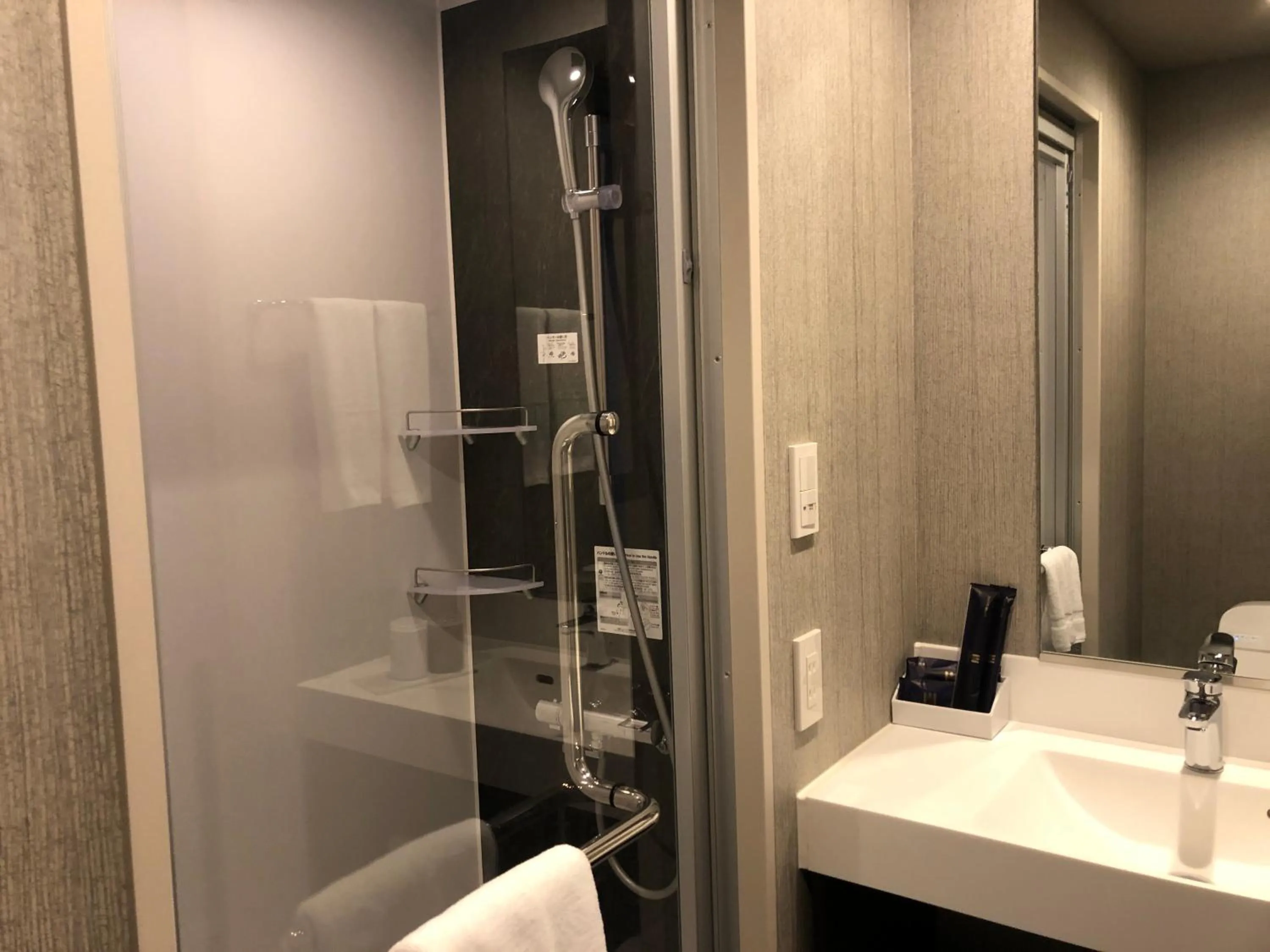 Shower in hotel MONday Asakusa