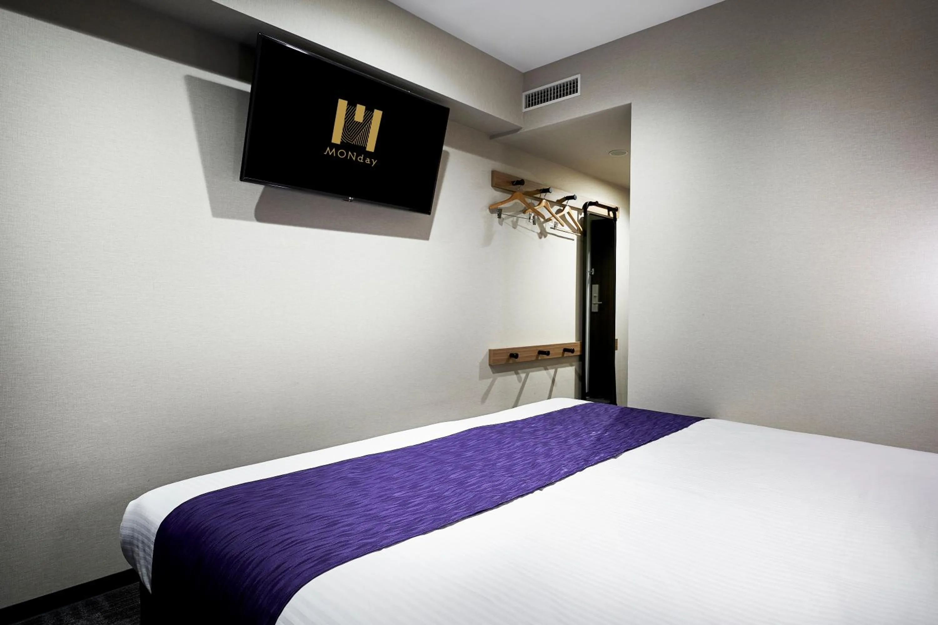 Bed in hotel MONday Kyoto Karasuma Nijo