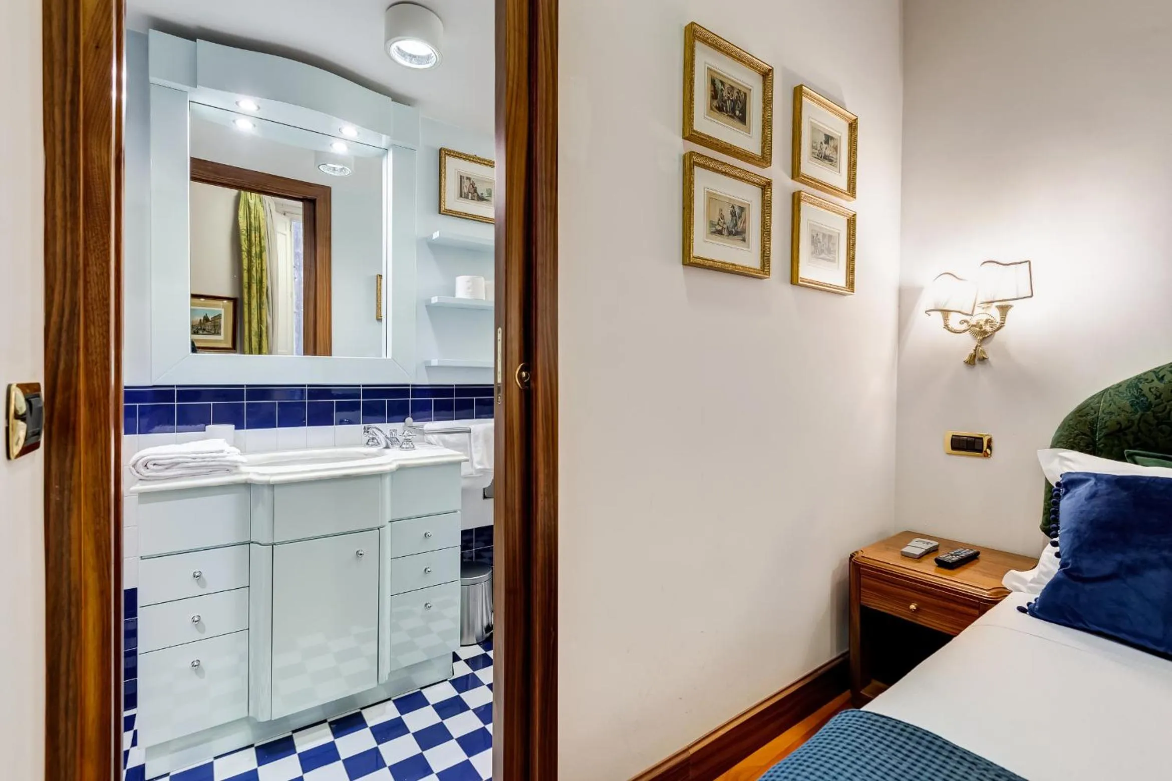 Bathroom in Pantheon Antique Suite