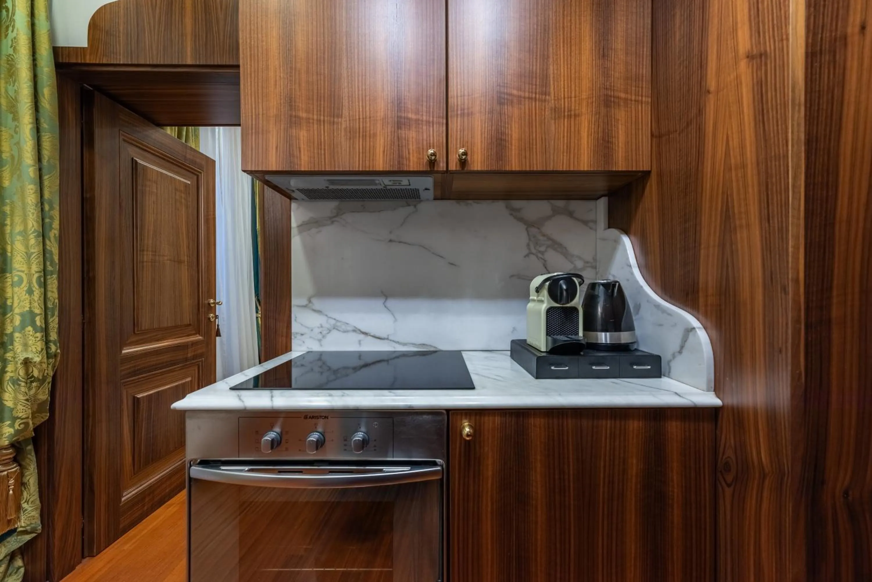 stove in Pantheon Antique Suite