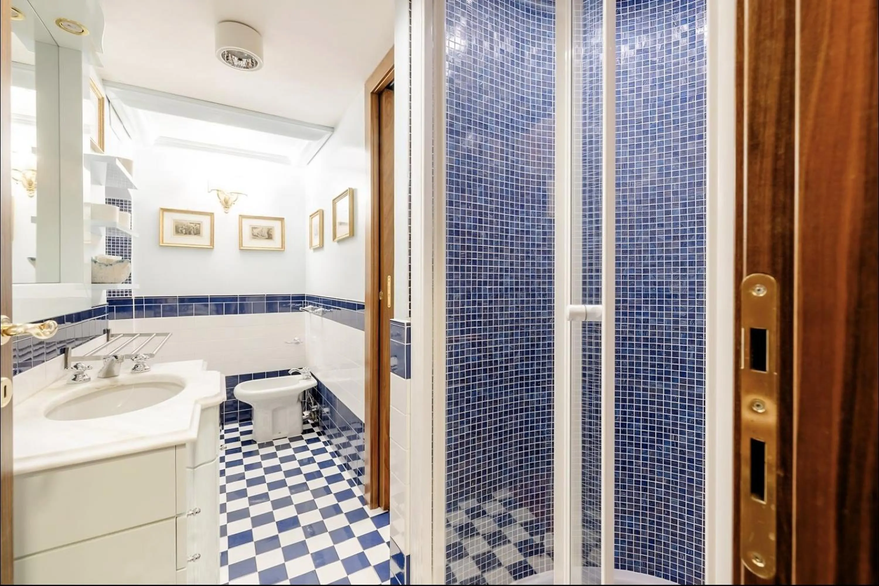 Shower in Pantheon Antique Suite