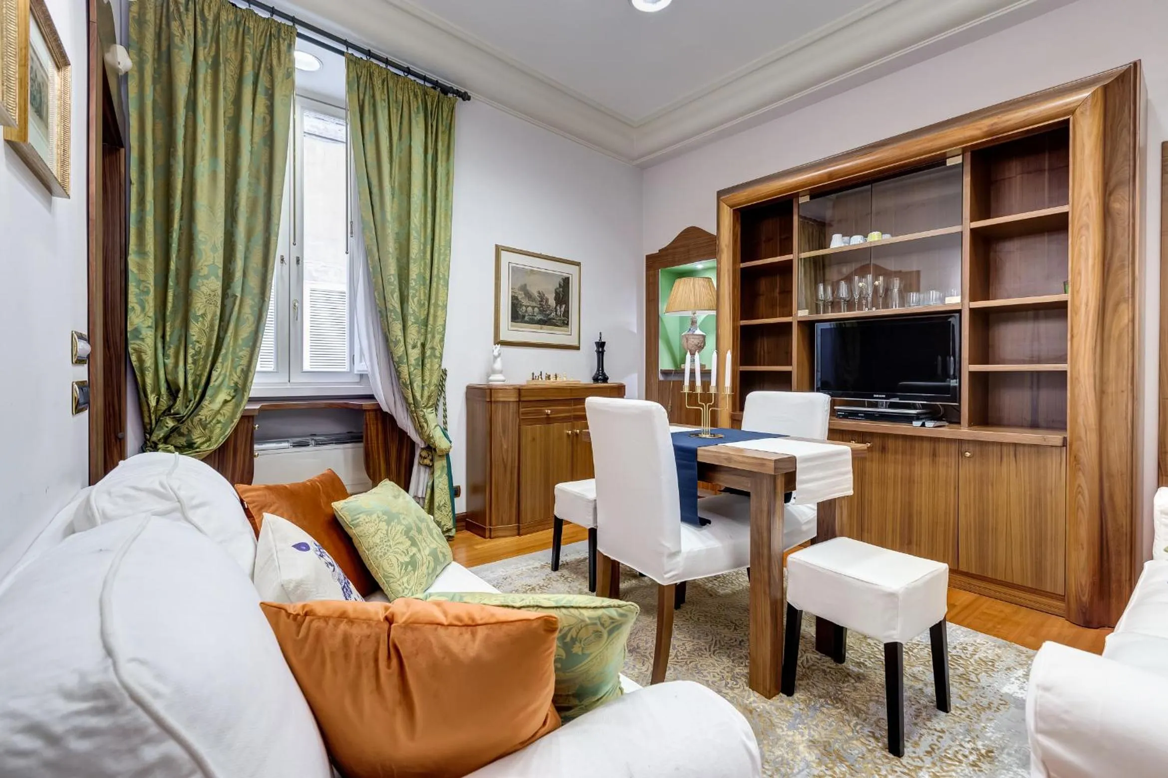 Communal lounge/ TV room in Pantheon Antique Suite