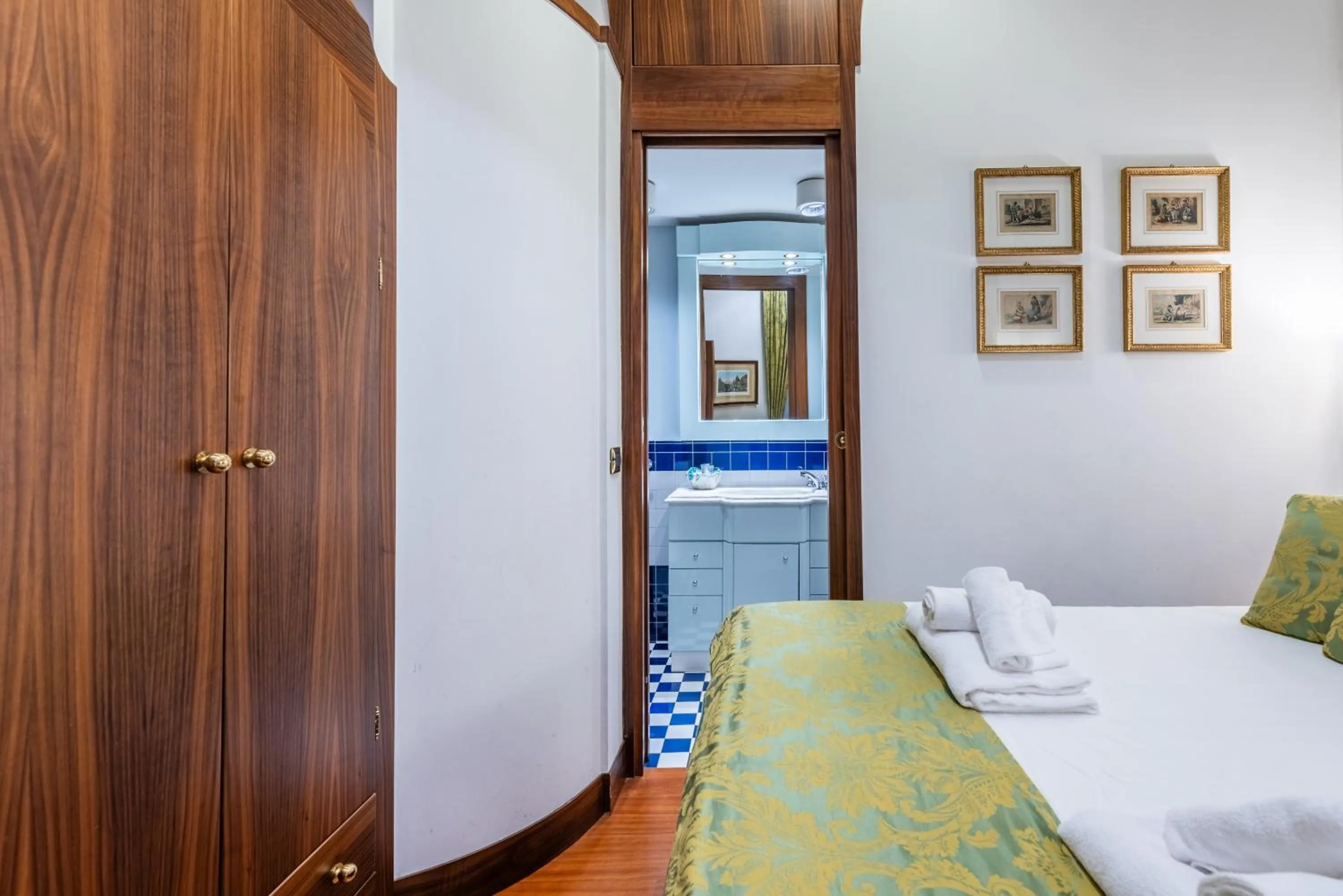 Bedroom, Bed in Pantheon Antique Suite