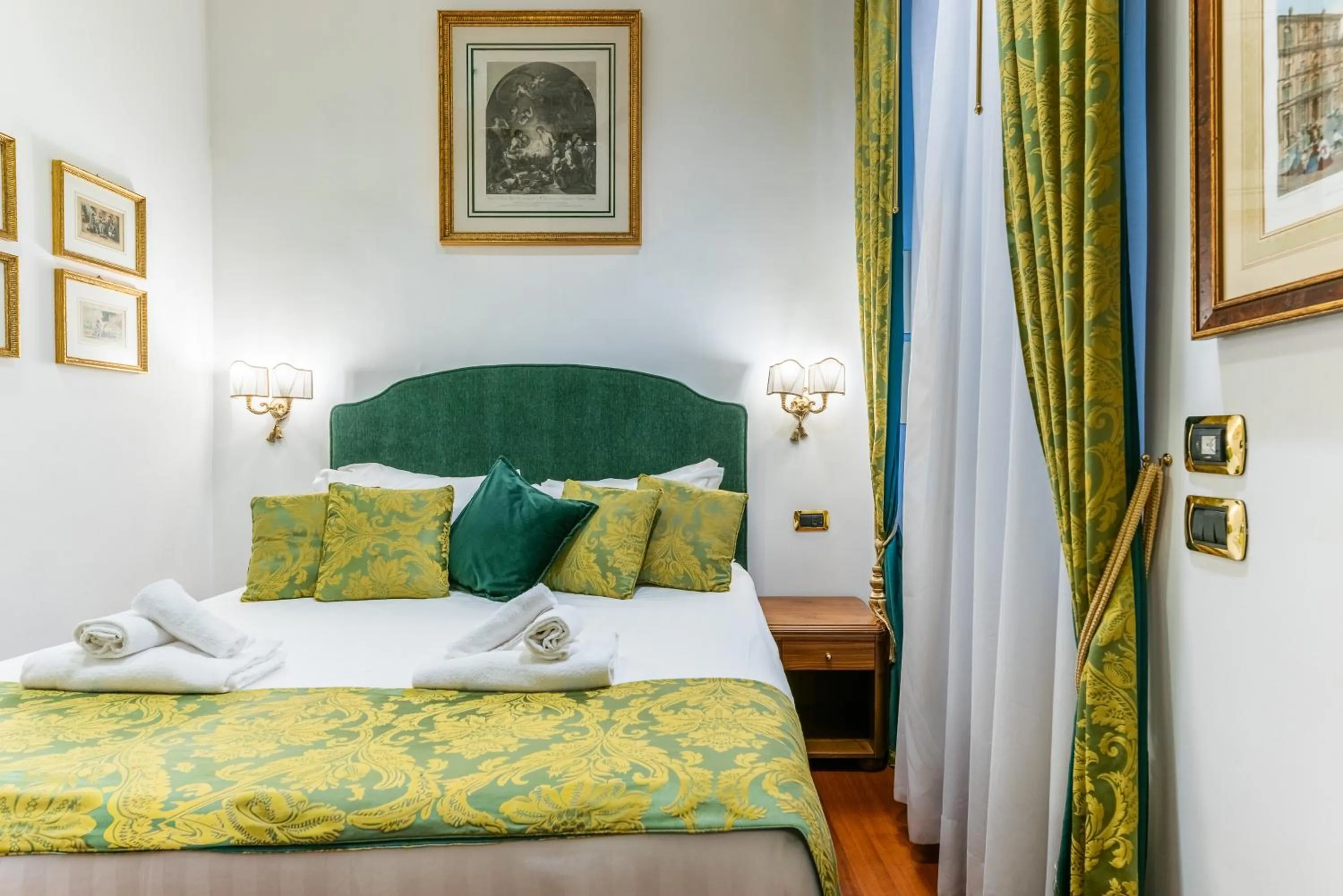 Bedroom, Bed in Pantheon Antique Suite