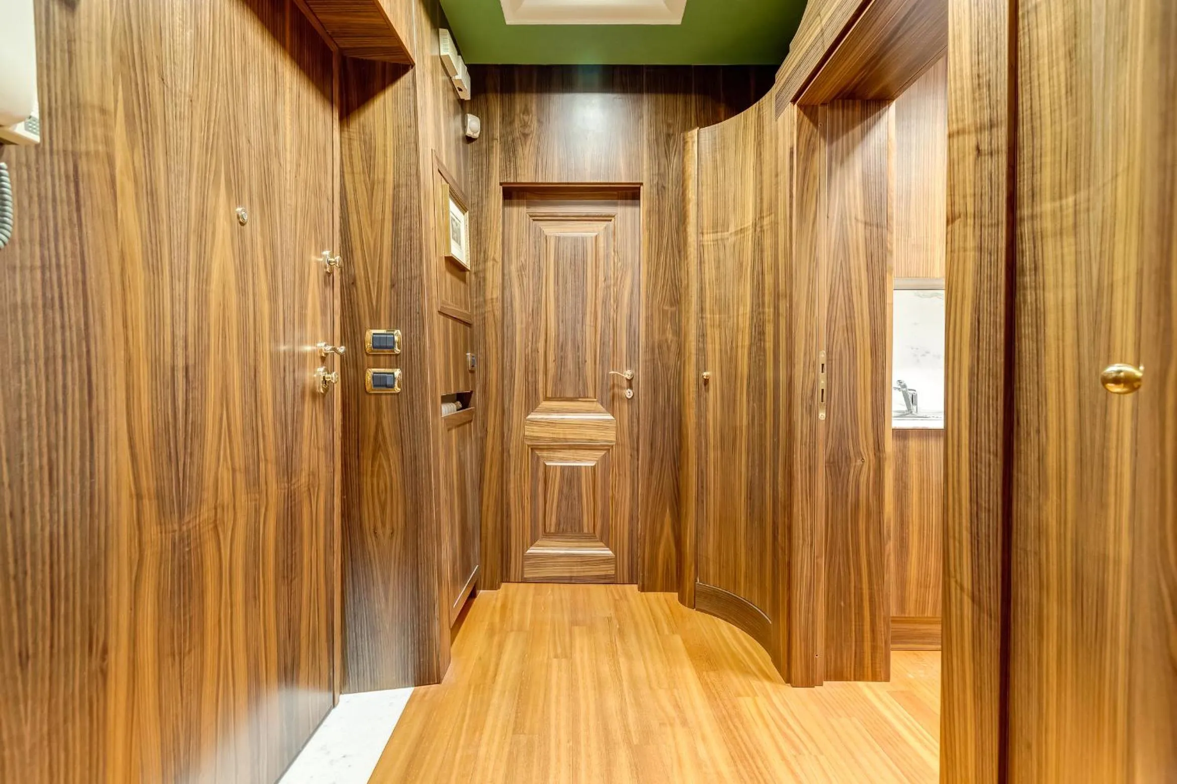 Photo of the whole room in Pantheon Antique Suite