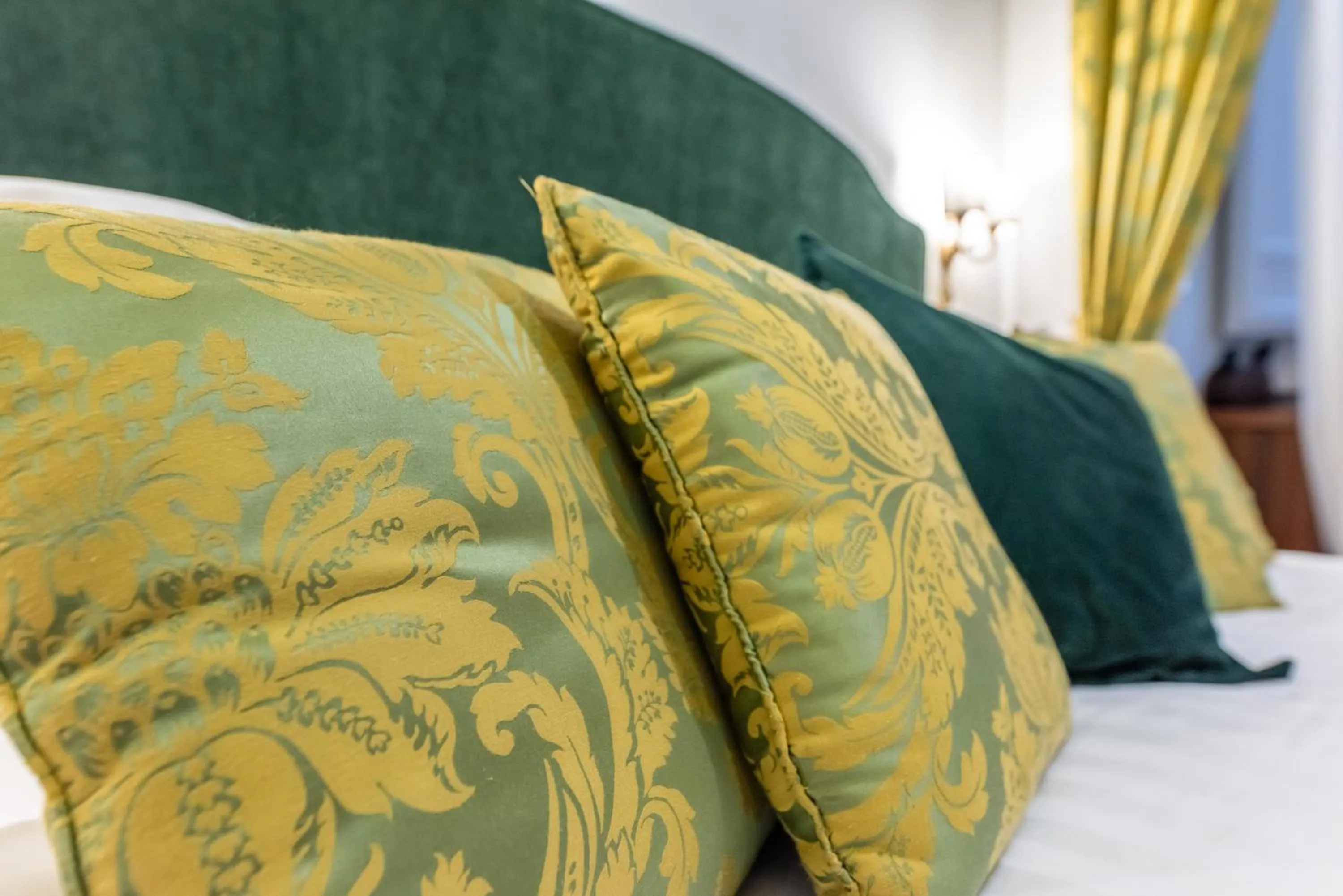 Bedroom, Bed in Pantheon Antique Suite