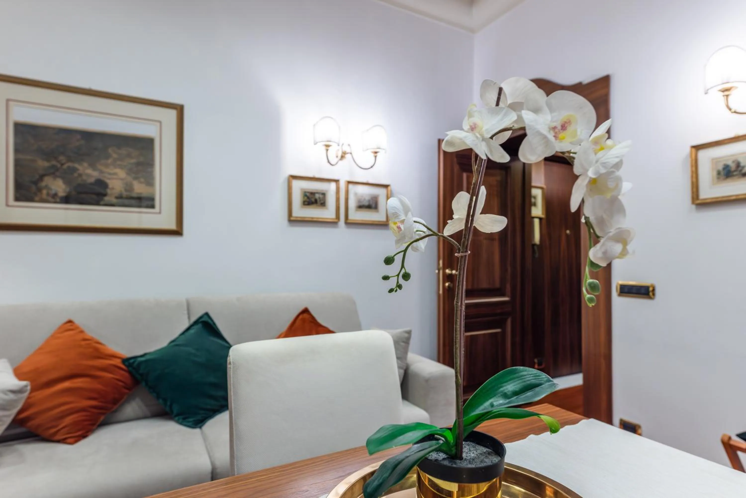 Living room in Pantheon Antique Suite