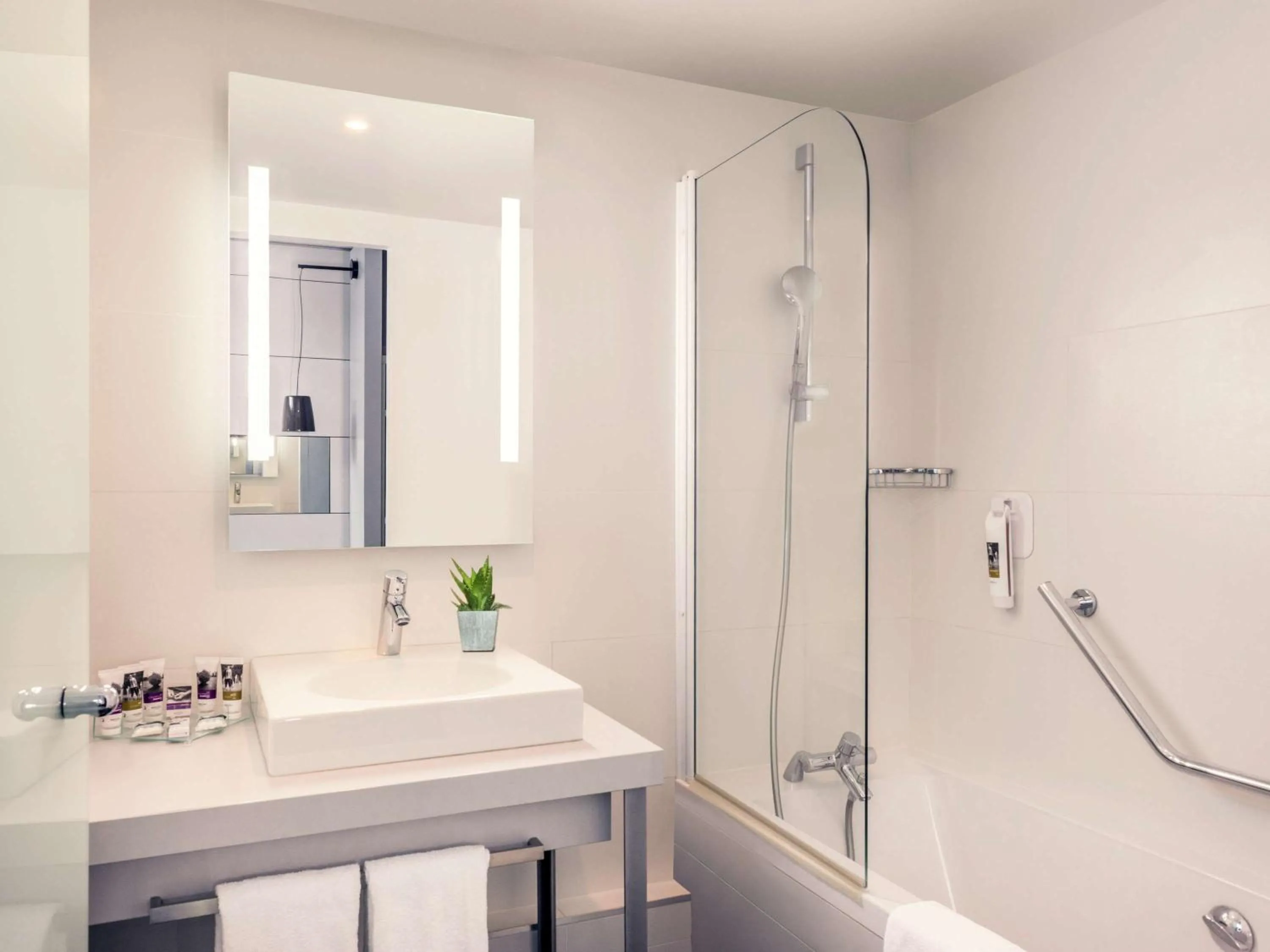 Bathroom in Mercure Paris Montmartre Sacré Coeur