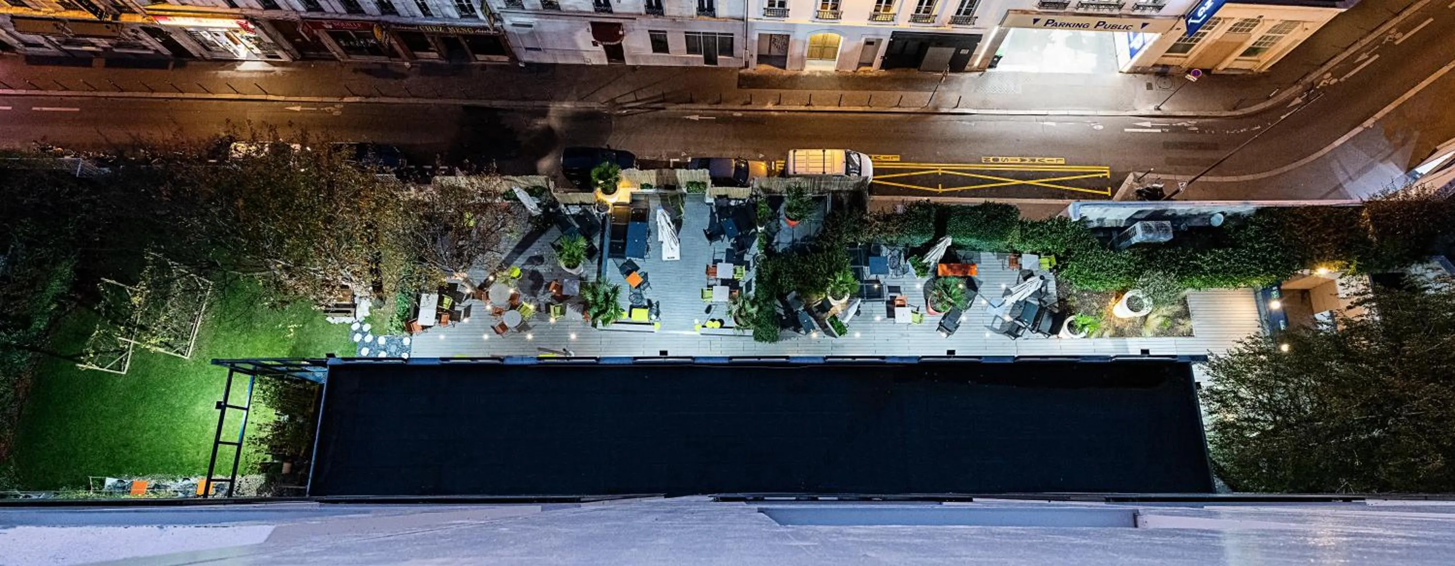 Patio in Mercure Paris Montmartre Sacré Coeur