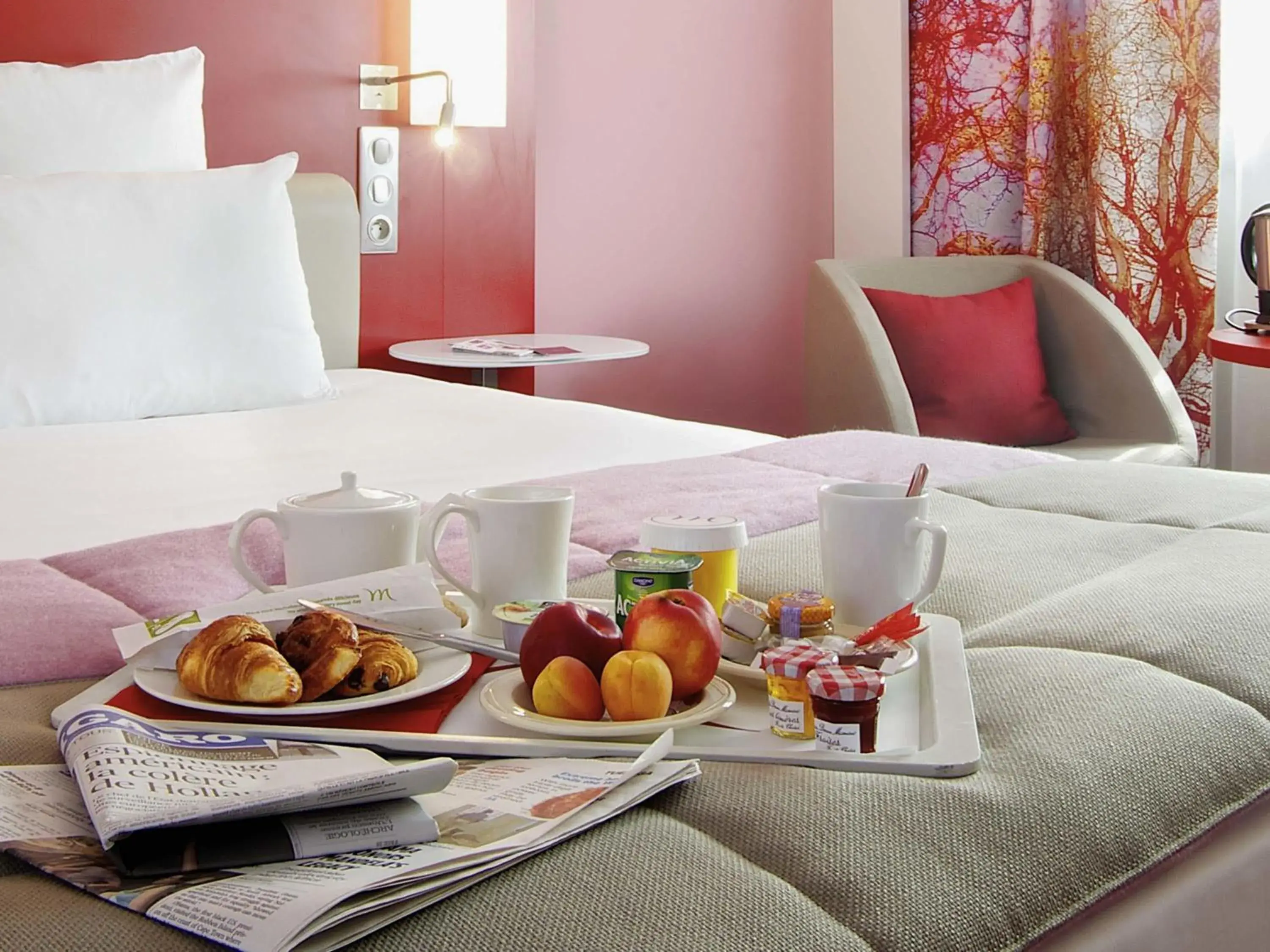 Accessible Deluxe Double Room in Mercure Paris Montmartre Sacré Coeur Accessible Deluxe Double Room in Mercure Paris Montmartre Sacré Coeur