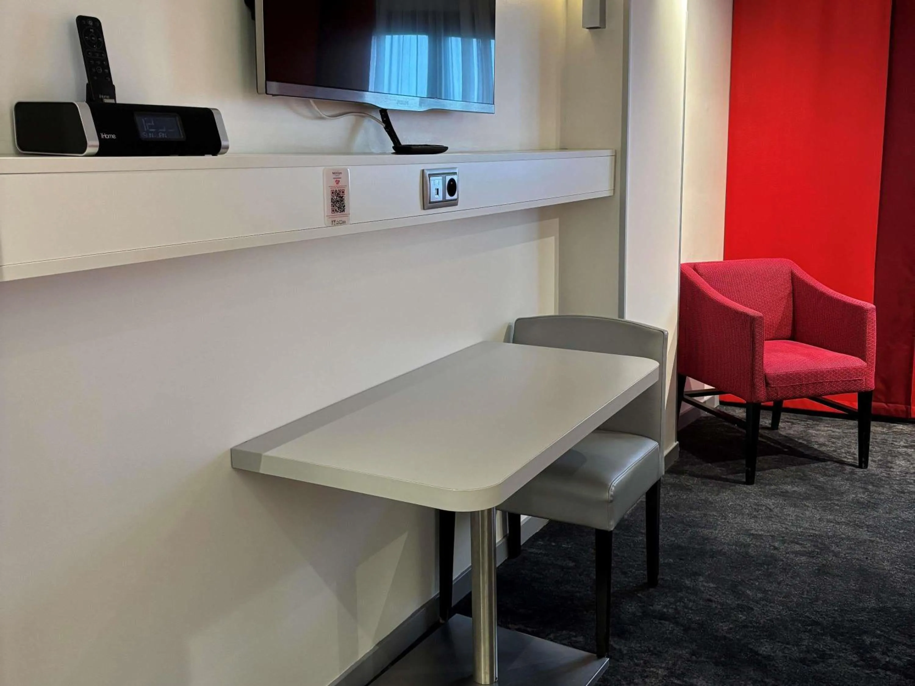 Bedroom in Mercure Paris Montmartre Sacré Coeur