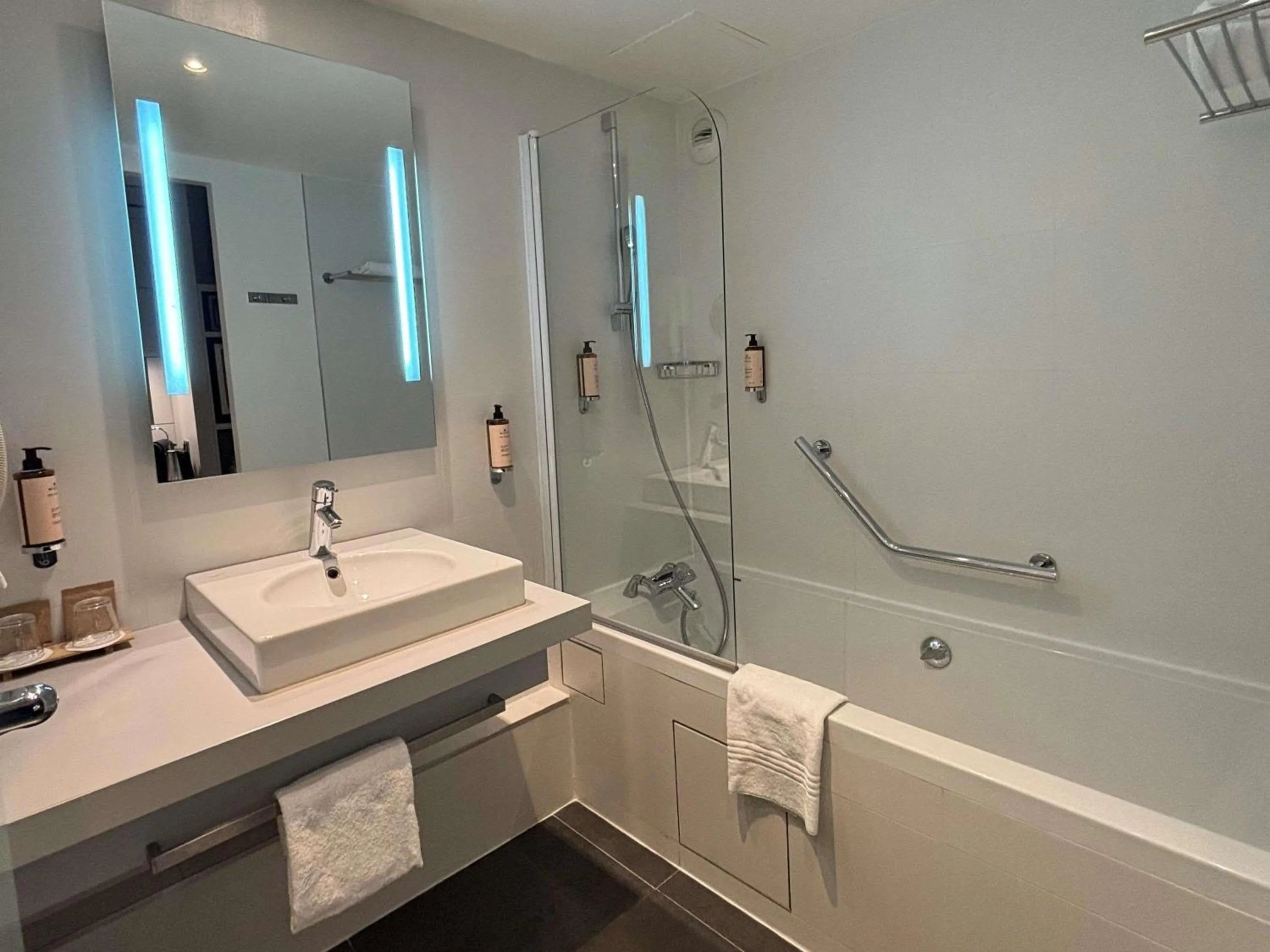 Bedroom in Mercure Paris Montmartre Sacré Coeur