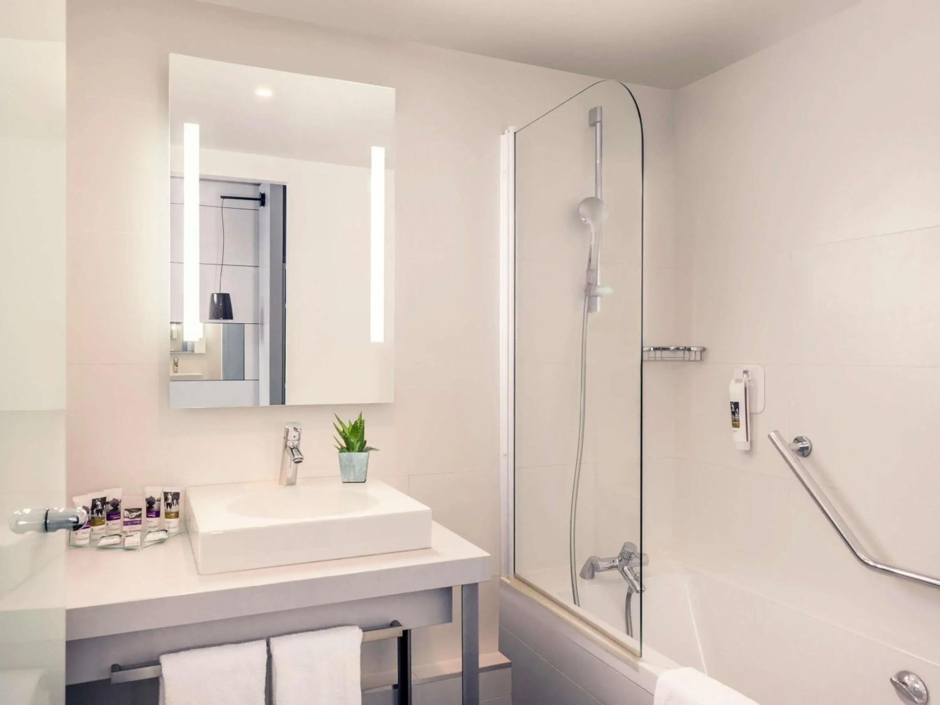 Bedroom in Mercure Paris Montmartre Sacré Coeur Bedroom in Mercure Paris Montmartre Sacré Coeur