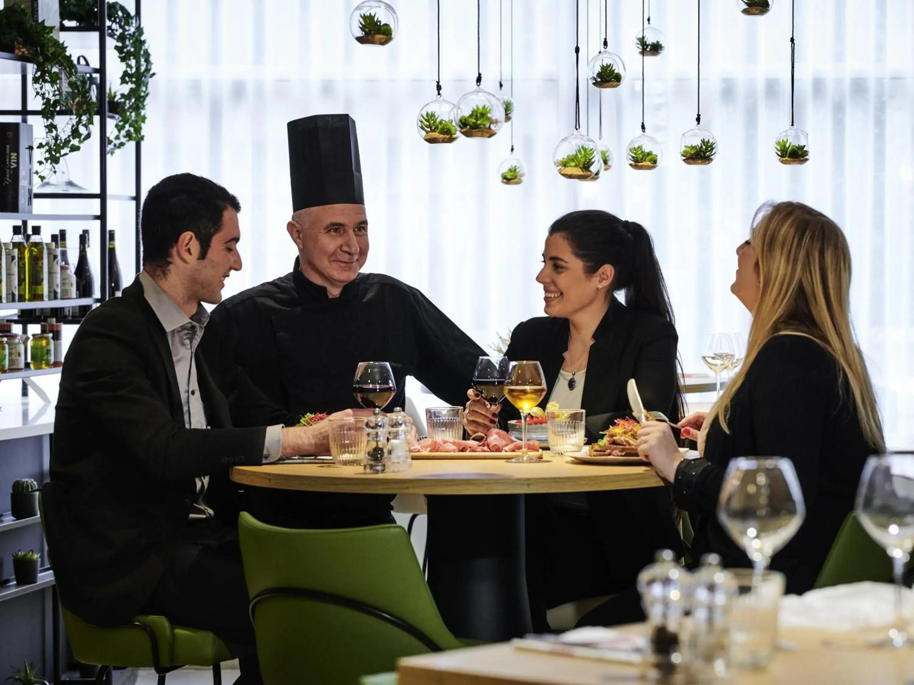 Restaurant/places to eat in Mercure Paris La Défense Restaurant/places to eat in Mercure Paris La Défense