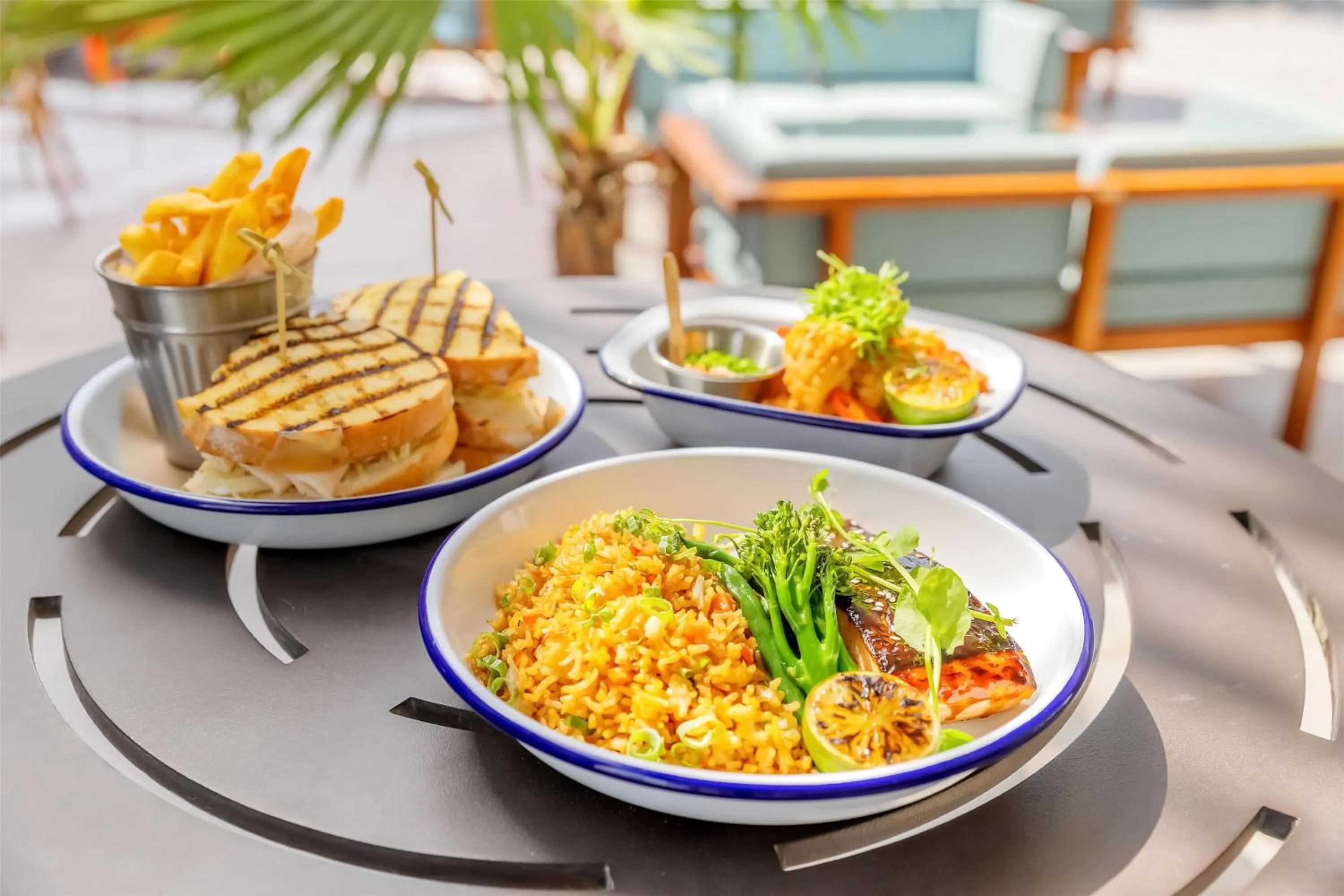 Lounge or bar in Radisson Blu Hotel, Dubai Canal View