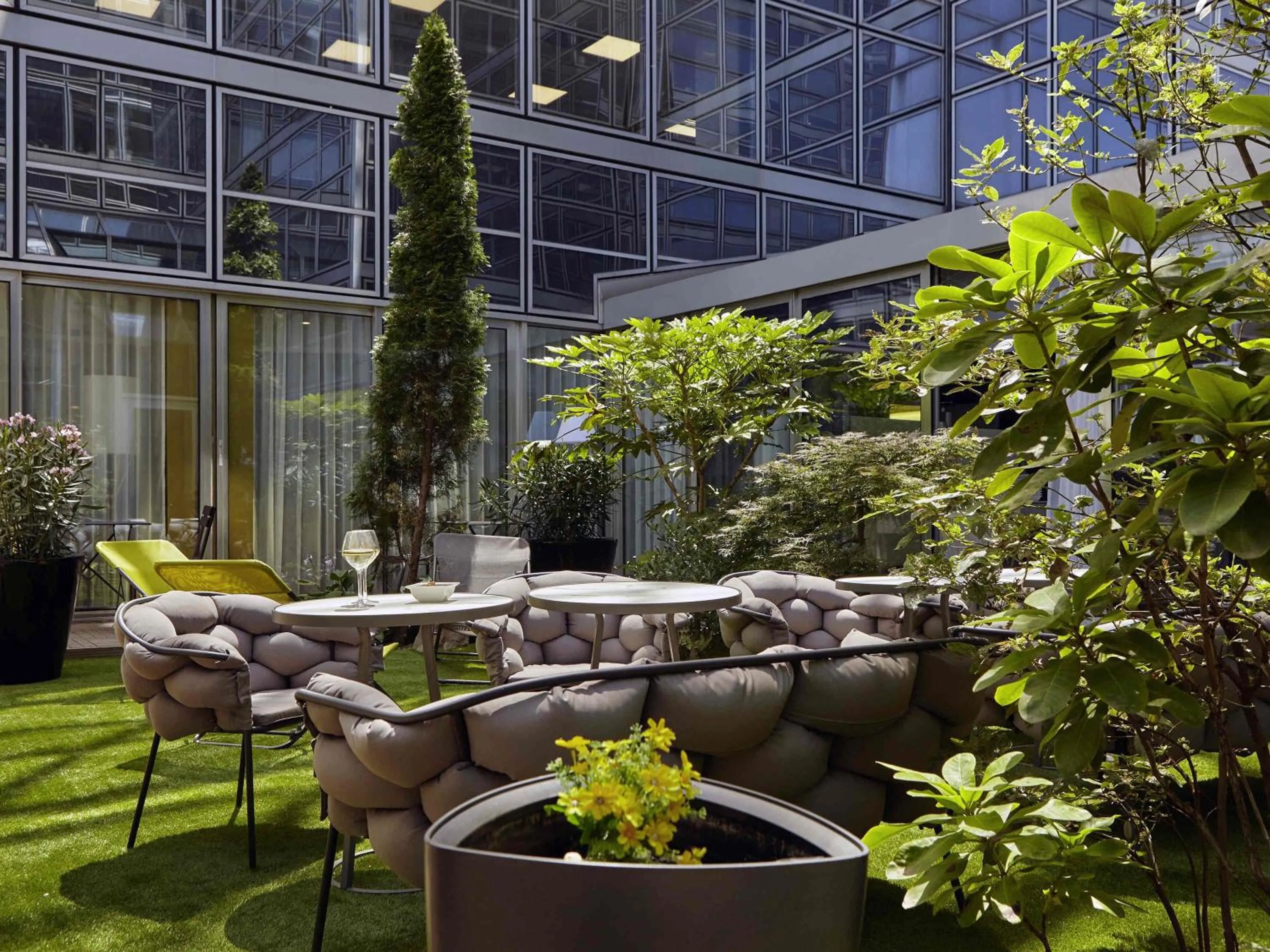 Lounge or bar in Mercure Paris la Défense Grande Arche