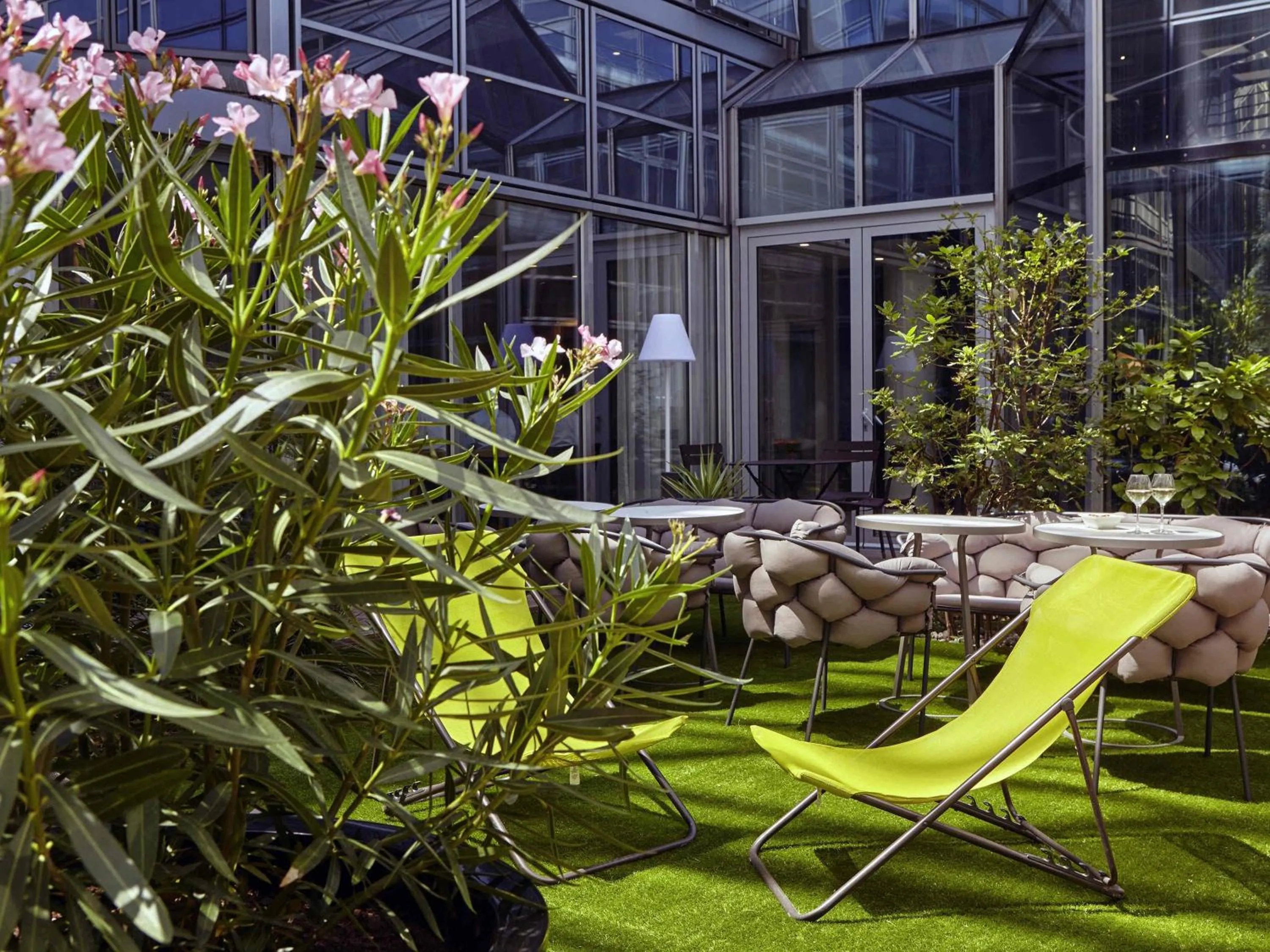 Lounge or bar in Mercure Paris la Défense Grande Arche