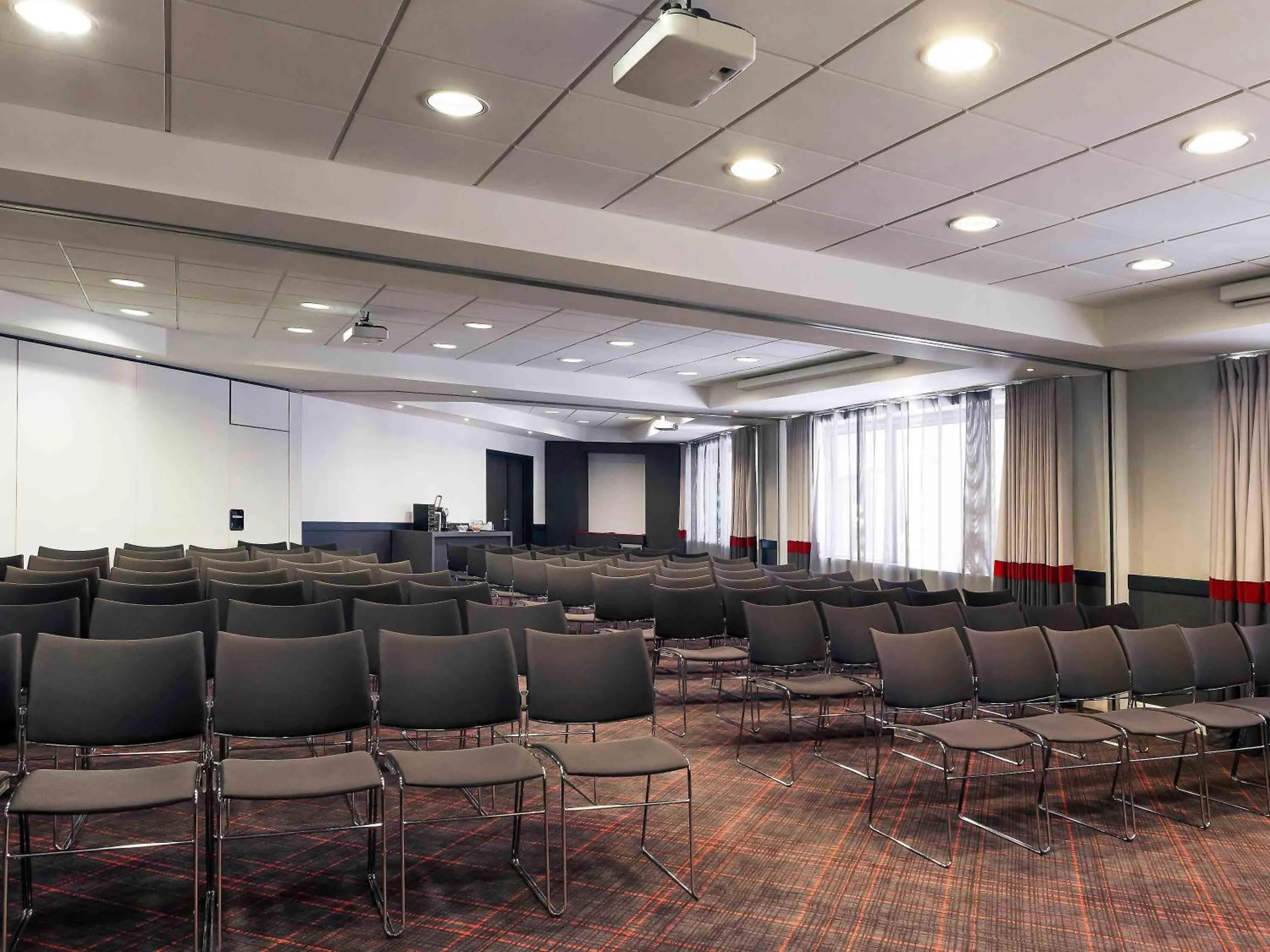 Business facilities in Mercure Paris la Défense Grande Arche