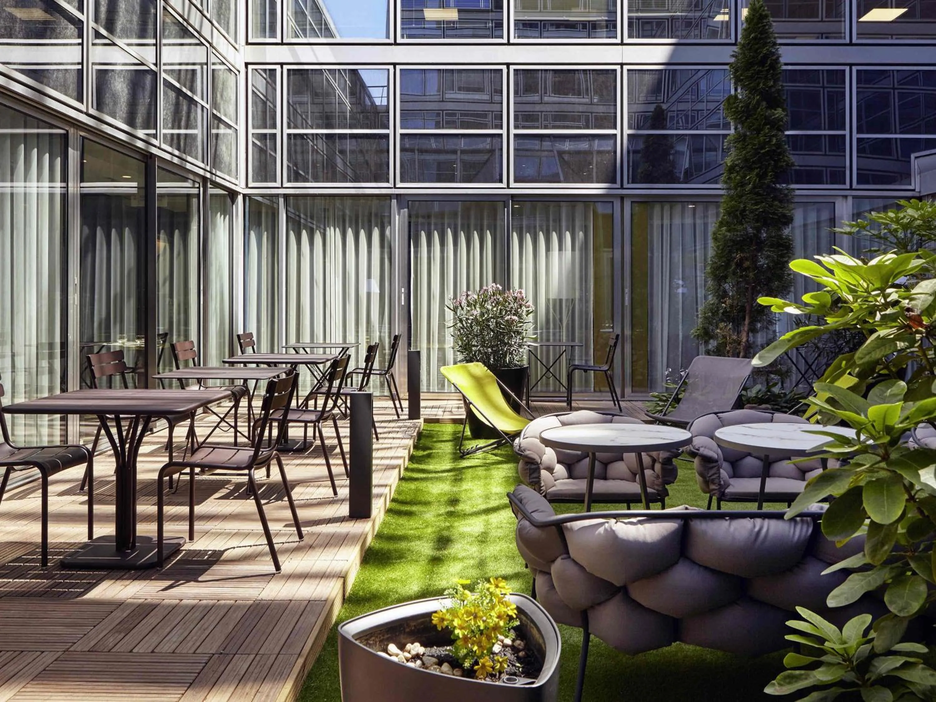 Lounge or bar in Mercure Paris la Défense Grande Arche