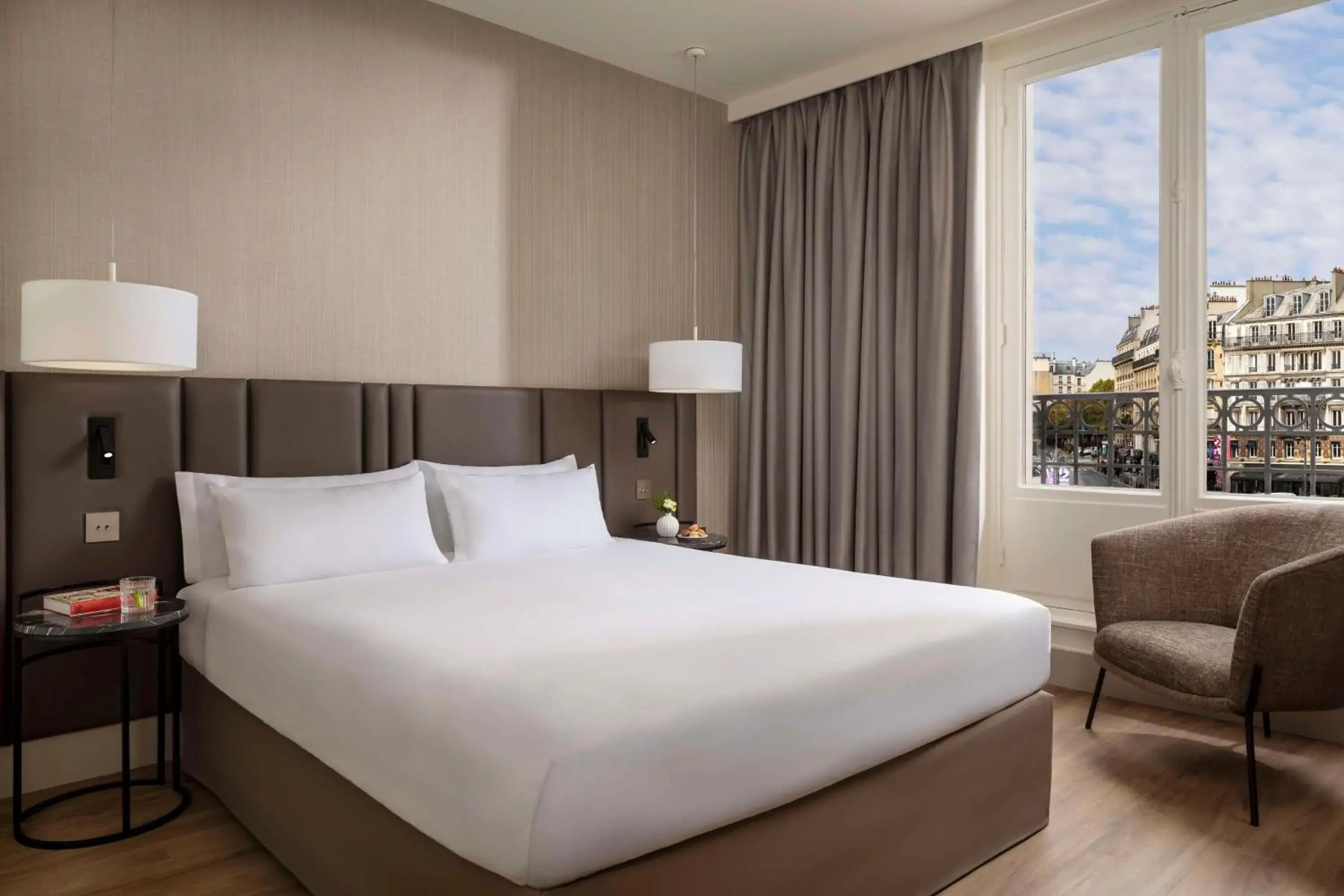 Bedroom, Bed in Holiday Inn Paris Gare de l'Est, an IHG Hotel Bedroom, Bed in Holiday Inn Paris Gare de l'Est, an IHG Hotel