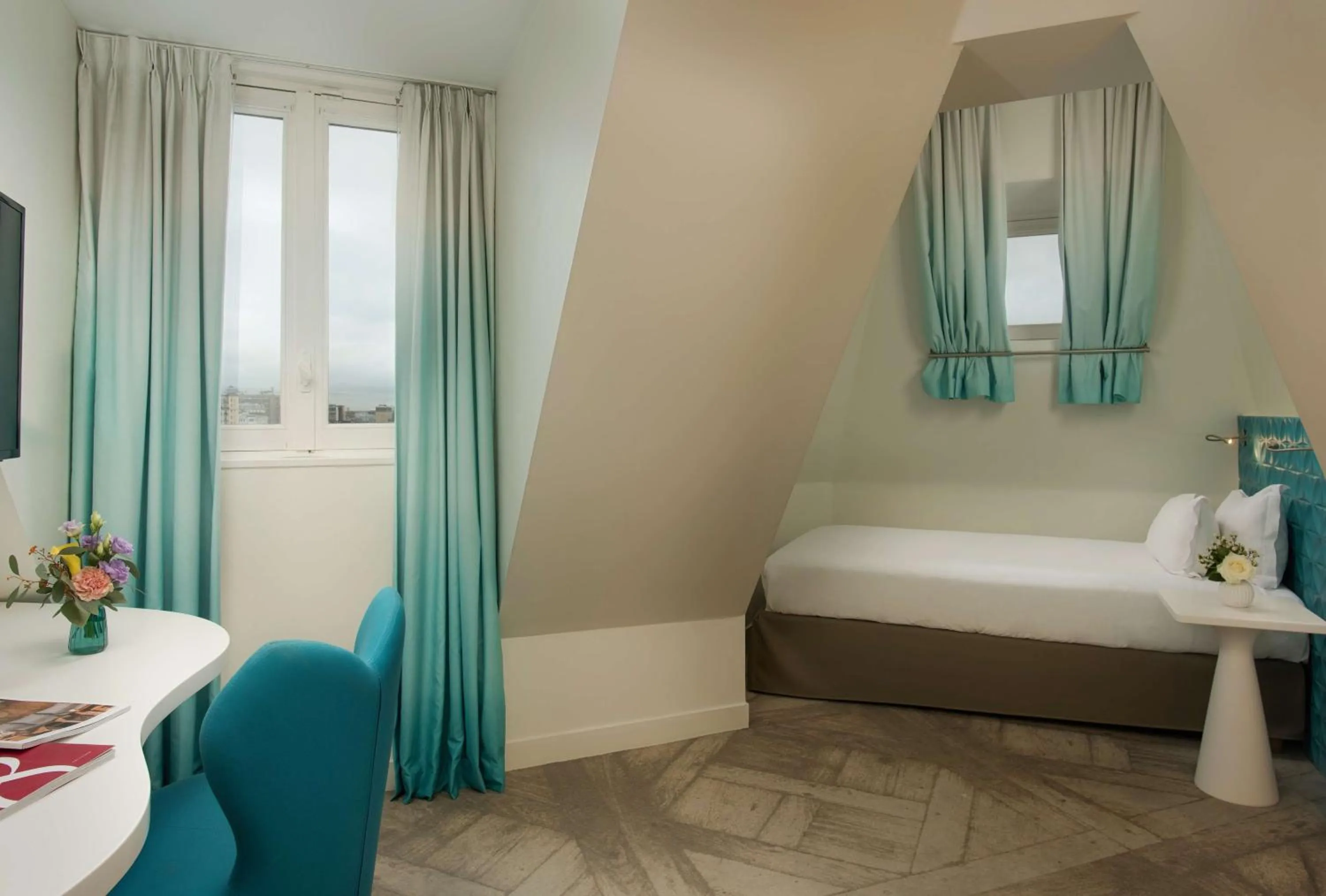 Bedroom, Bed in Holiday Inn Paris Gare de l'Est, an IHG Hotel